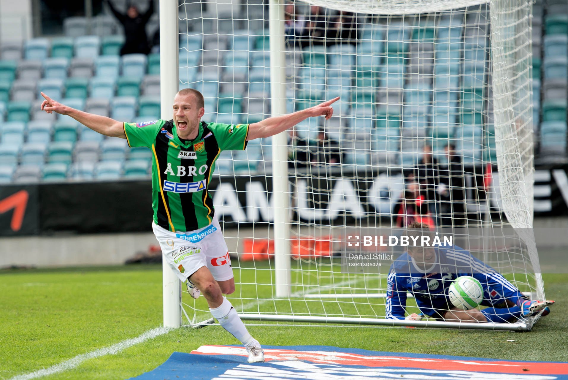Joel Johansson, Gais, gör 2-0, jubel. Degerfors målvakt