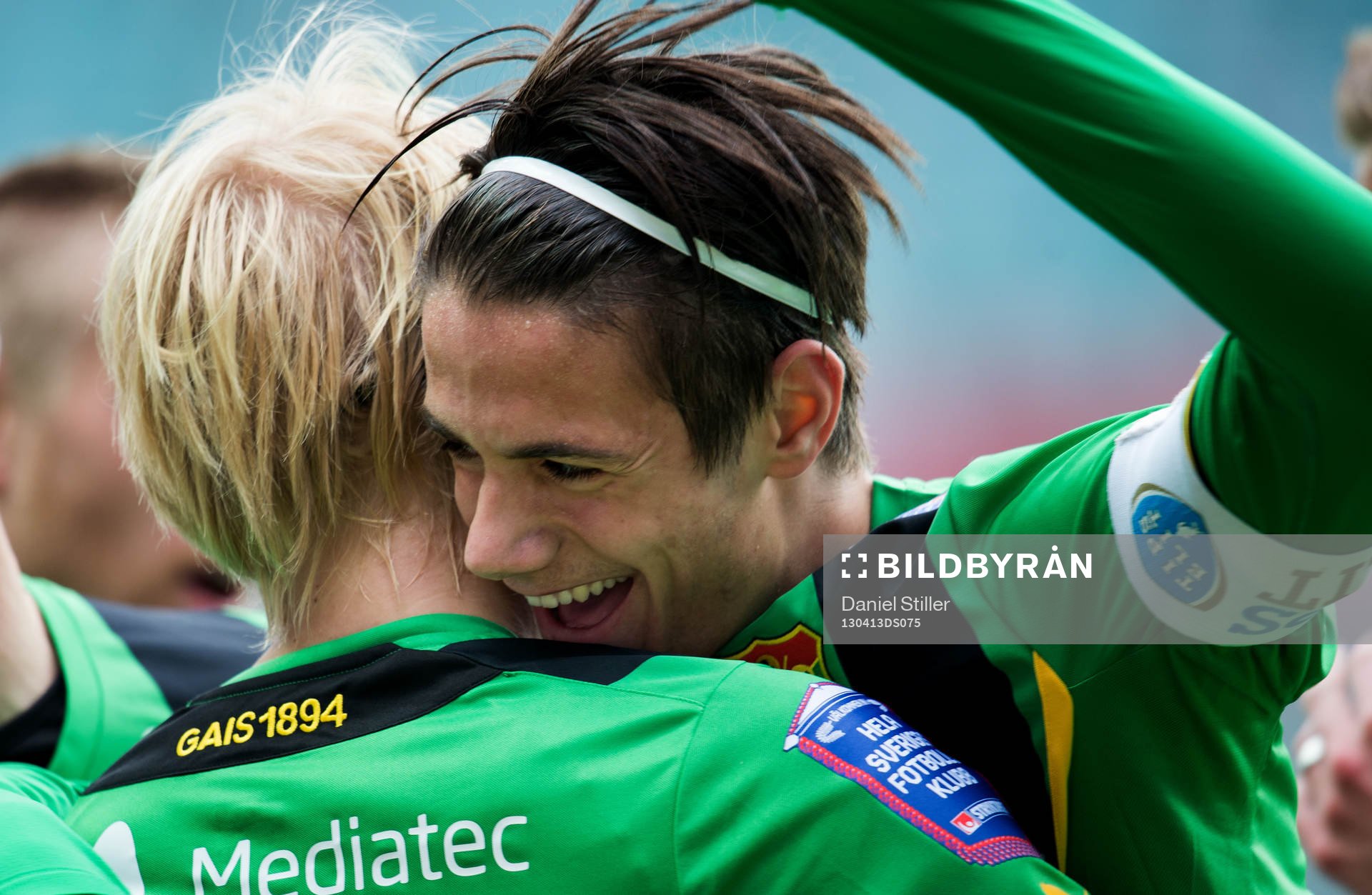 Mirza Mujcic, Gais, gratulerar Linus Tornblad