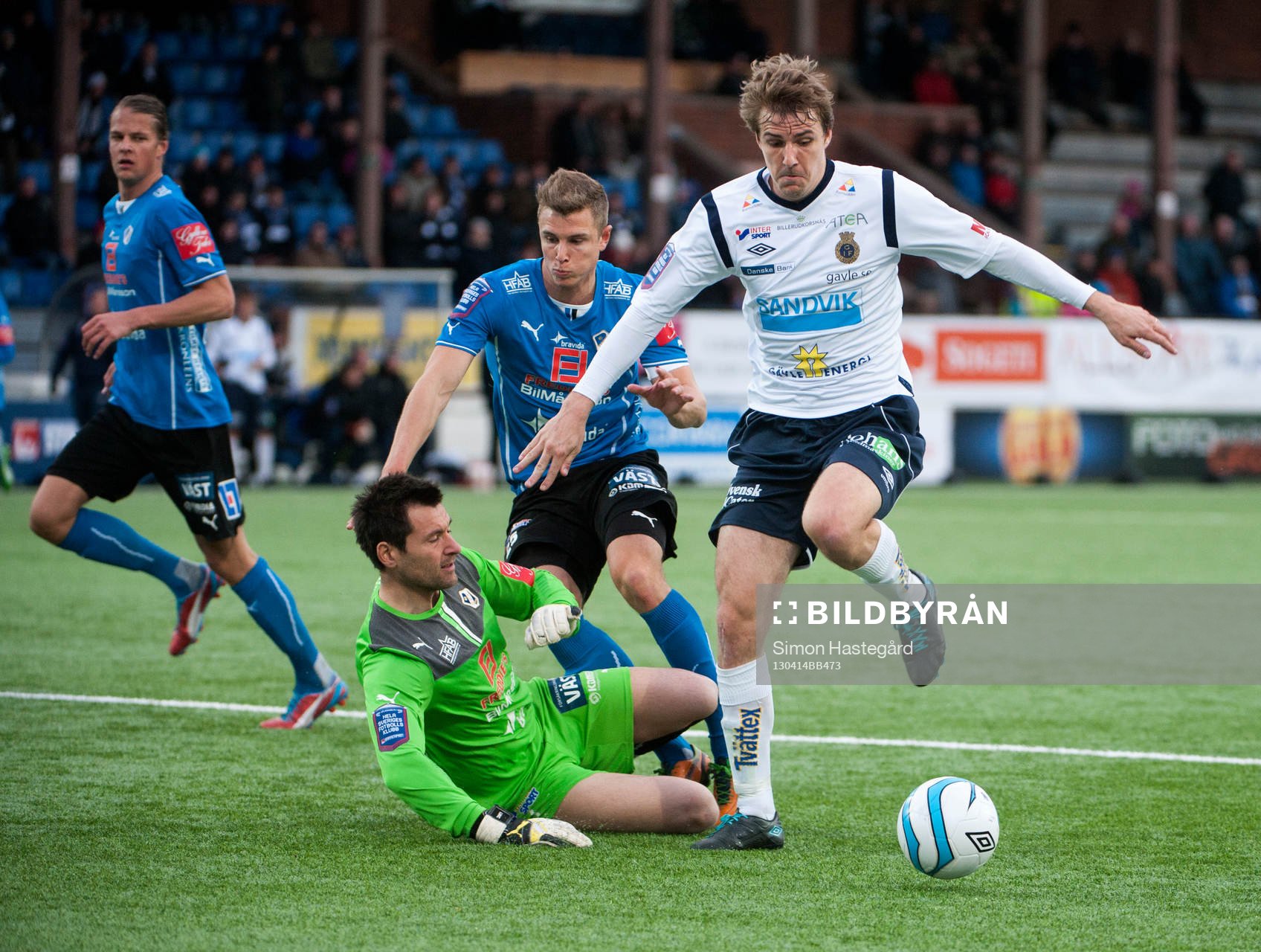 Johan Oremo, Gefle, hoppar över Stojan Lukic, målvakt,