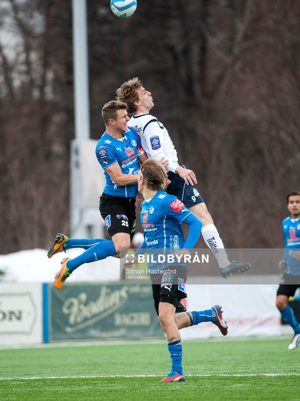 Fotboll, Allsvenskan, Gefle - Halmstad: Richard Magyar, Halmstad, och Johan Oremo, Gefle, i nickduell.