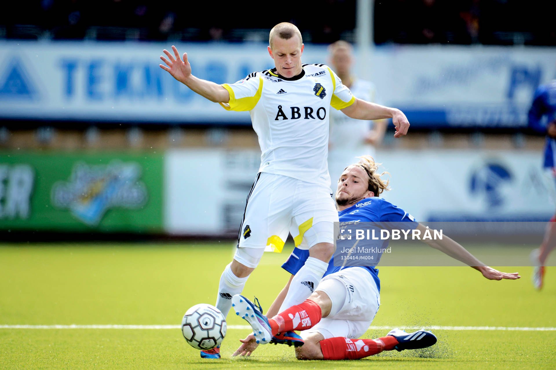 Daniel Gustavsson, AIK stoppas av Tom Pettersson,