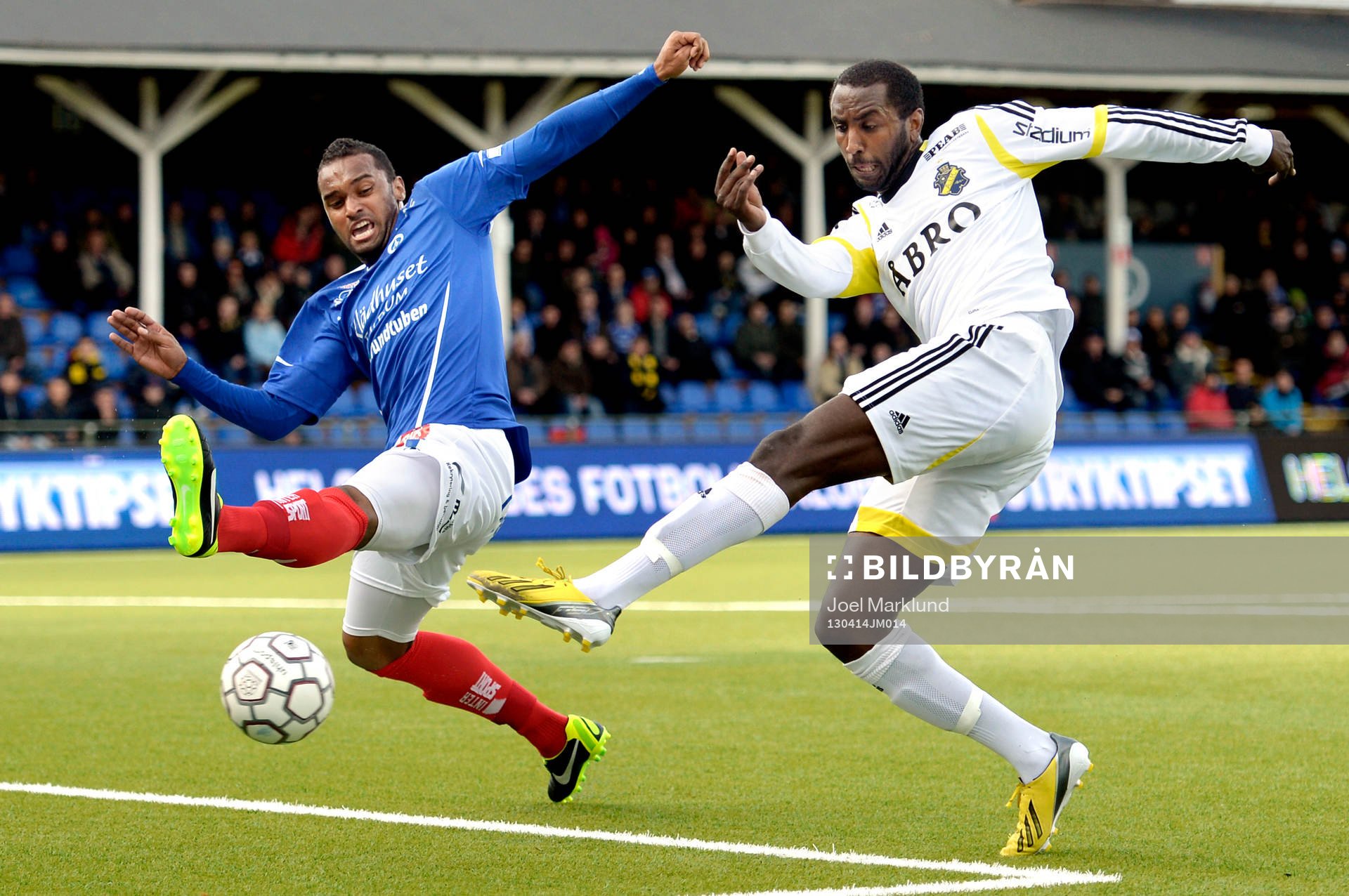 Fotboll, Allsvenskan, Åtvidaberg - AIK: Albertis Sérgio Angel da Silva, Åtvidaberg och Henok Goitom, AIK.