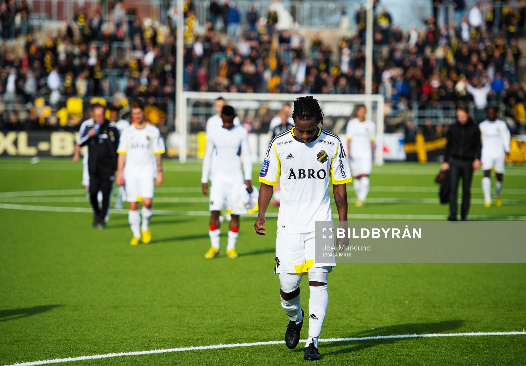 Martin Kayongo-Mutumba och andra AIK-spelare går av planen