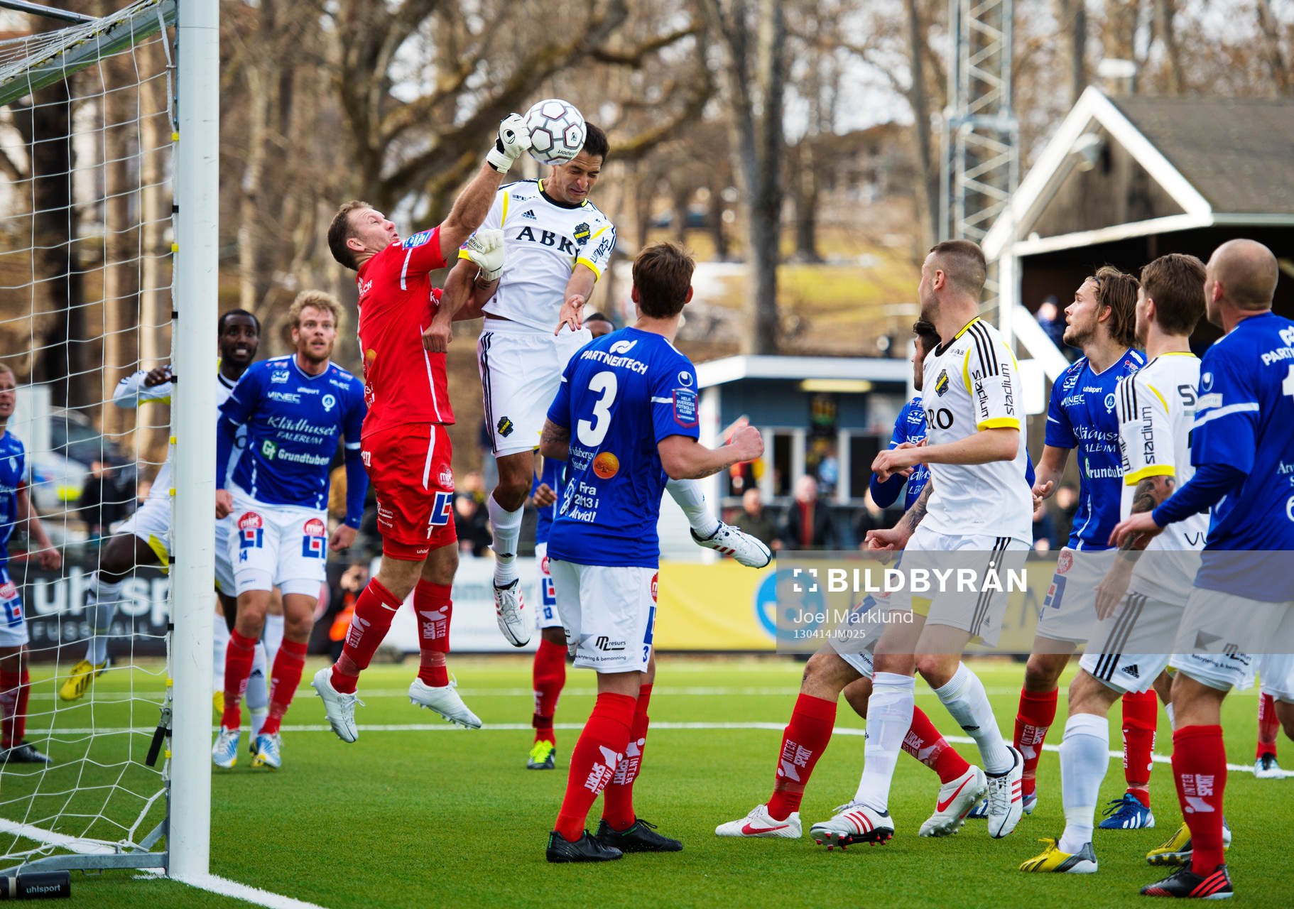 Henrik Gustavsson, målvakt, Åtvidaberg, når fram på