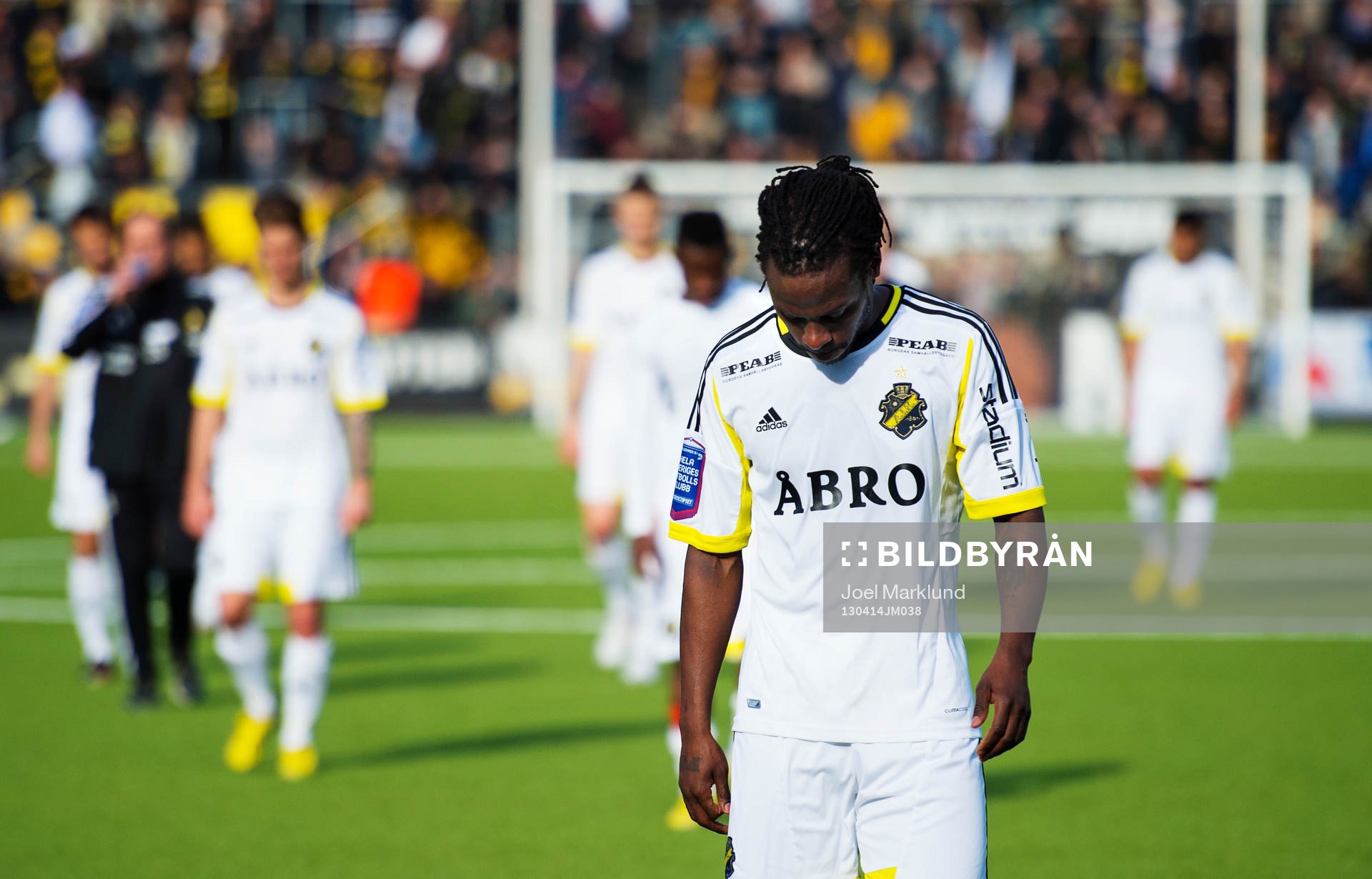 Martin Kayongo-Mutumba och andra AIK-spelare går av planen