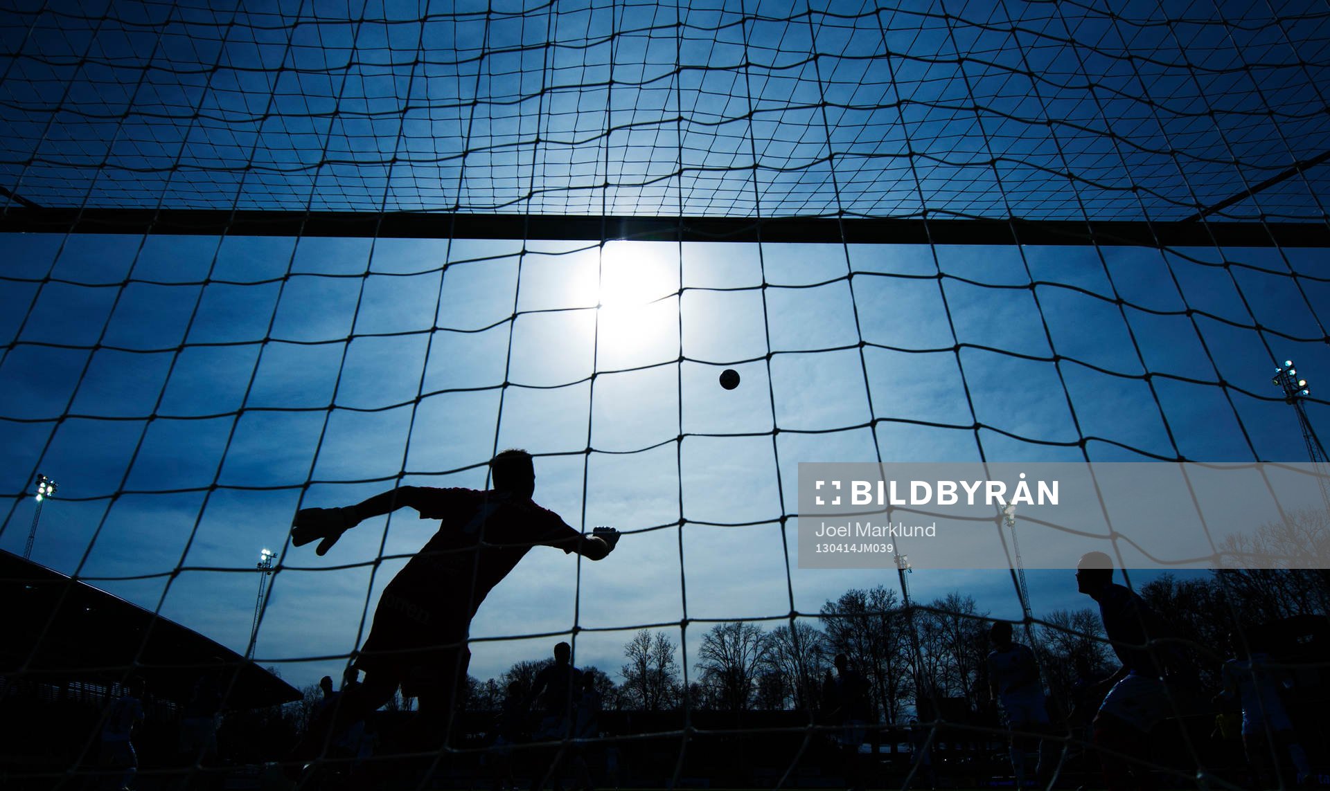 Siluett av målvakten Henrik Gustavsson, Åtvidaberg, som