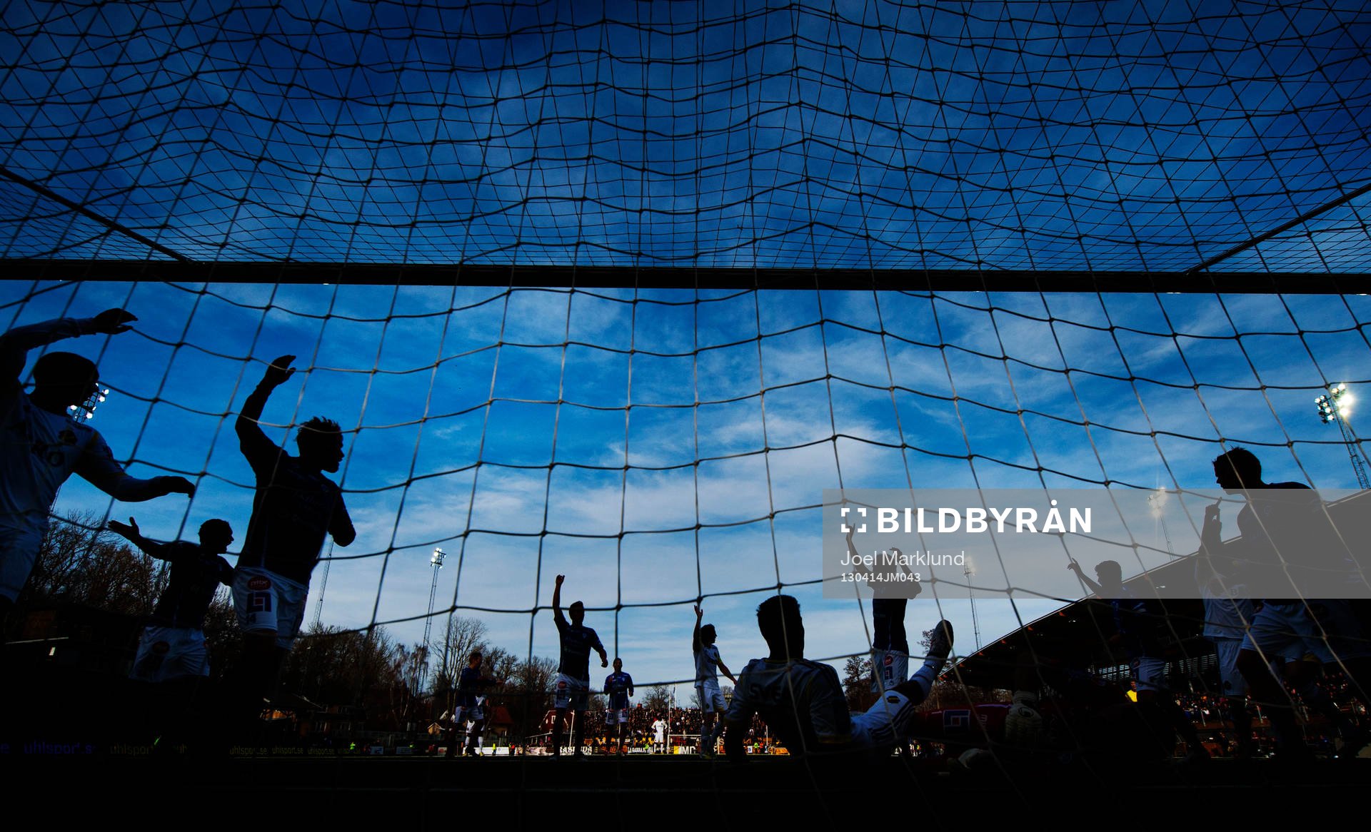 Siluett av spelare i Åtvidaberg och AIK som sträcker