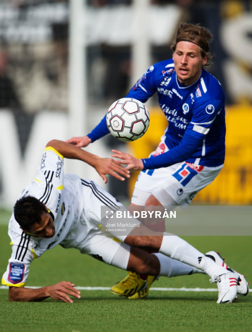 Fokus på bollen när Celso Borges, AIK, faller i en