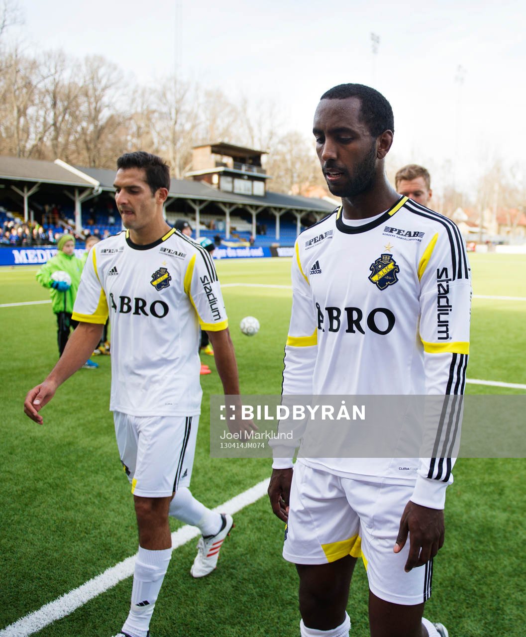 Celso Borges och Henok Goitom, AIK, lämnar planen deppandes