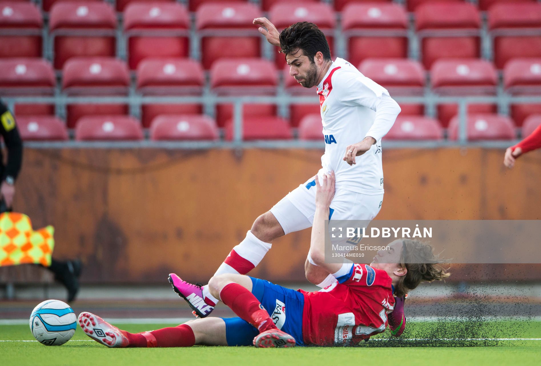 Jakob Lindström, Örgryte sparkar undan bollen framför
