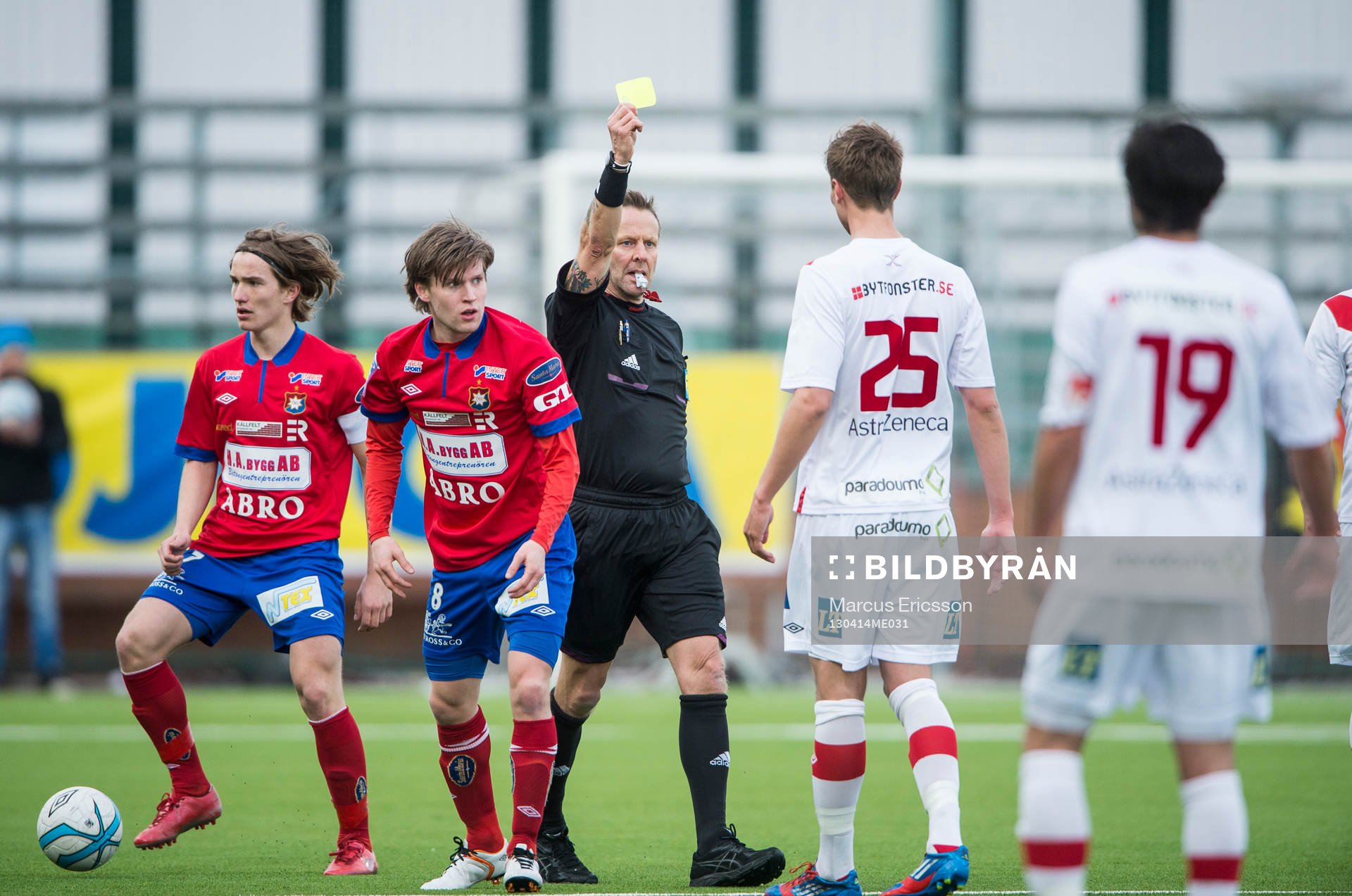 Domaren Lars Olsson delar ut ett gult kort