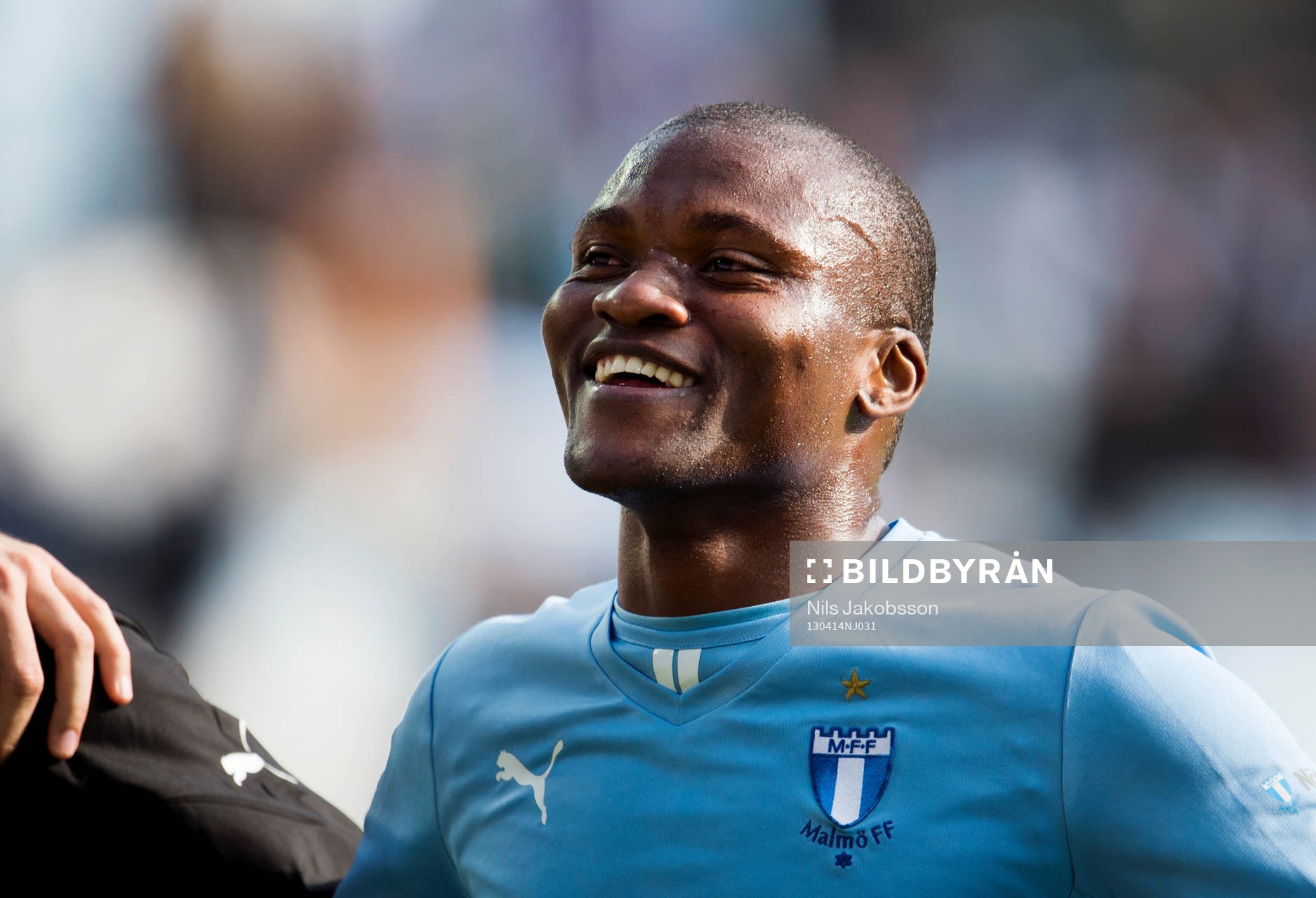 en glad Tokelo Rantie, Malmö FF, tackar publiken