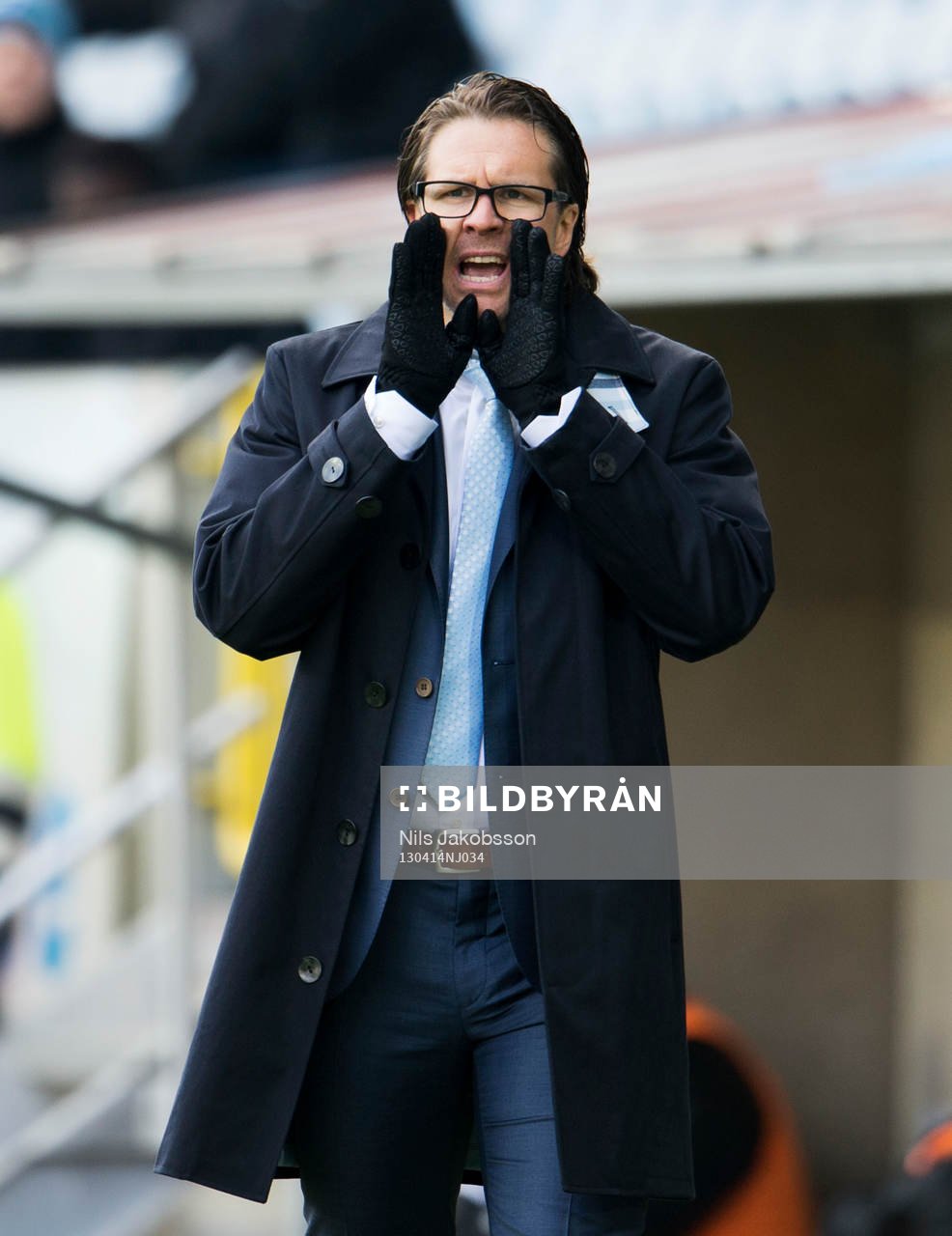 Rikard Norling, tränare Malmö FF, skriker ut instruktioner
