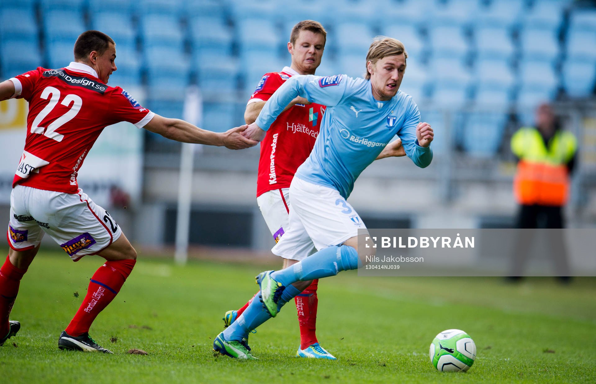 Emil Forsberg, Malmö FF, smiter emellan Melker Hallberg