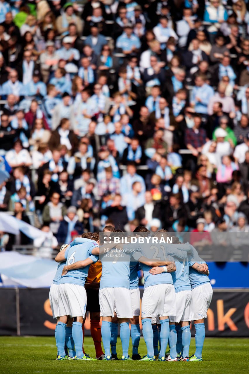 Malmö FF samlar sig innan avspark