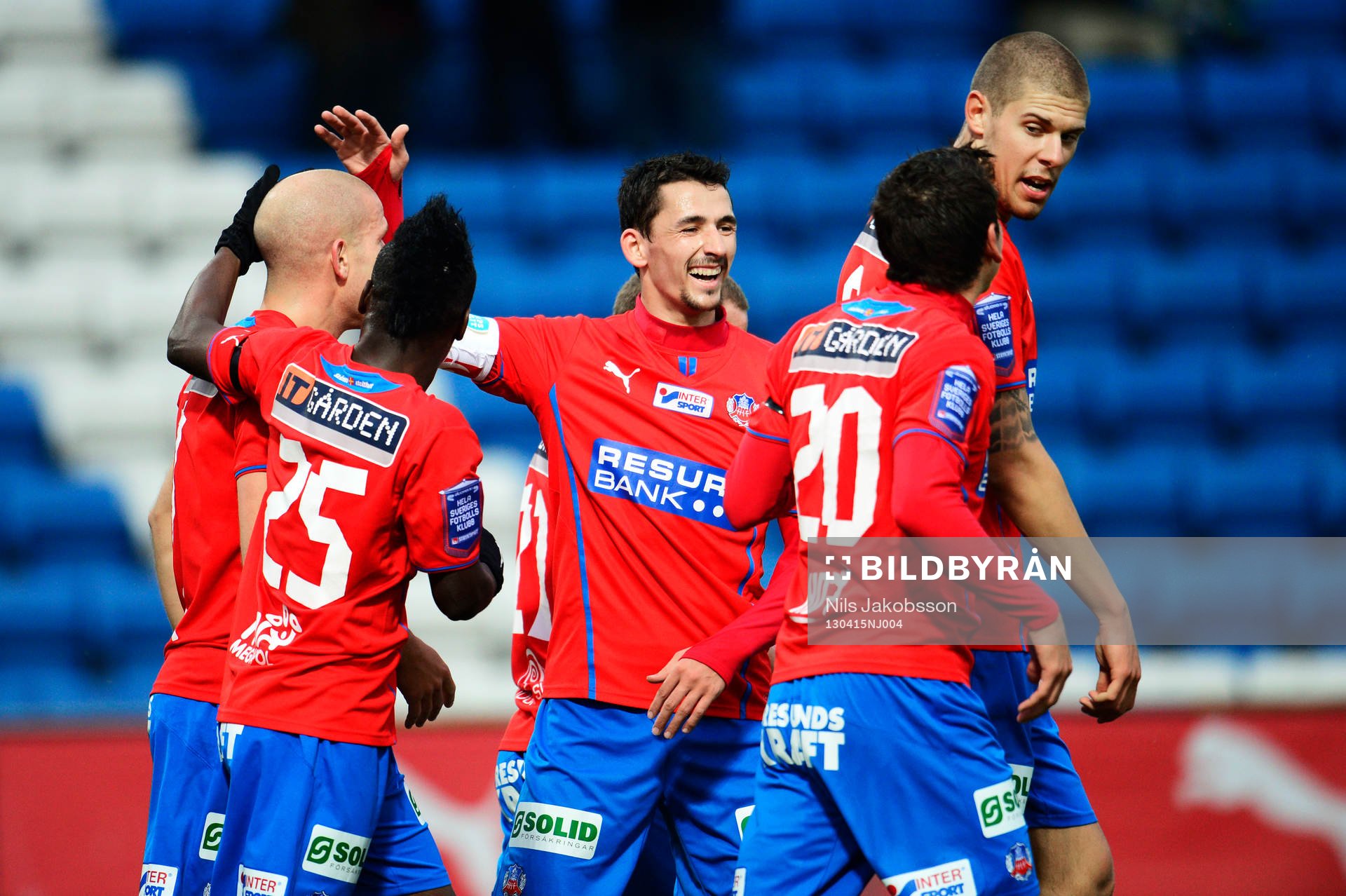 Loret Sadiku gratulerar Mattias Lindström som gjort 1-0