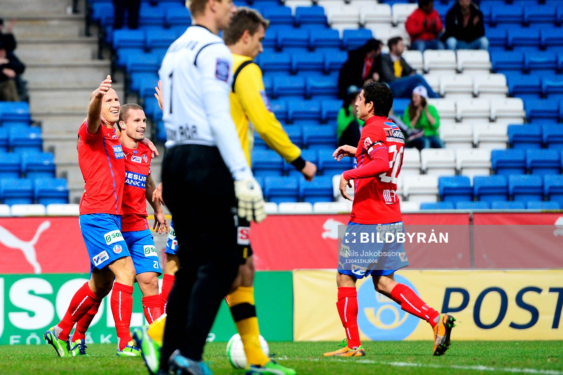 Loret Sadiku gratulerar Mattias Lindström som gjort 1-0.