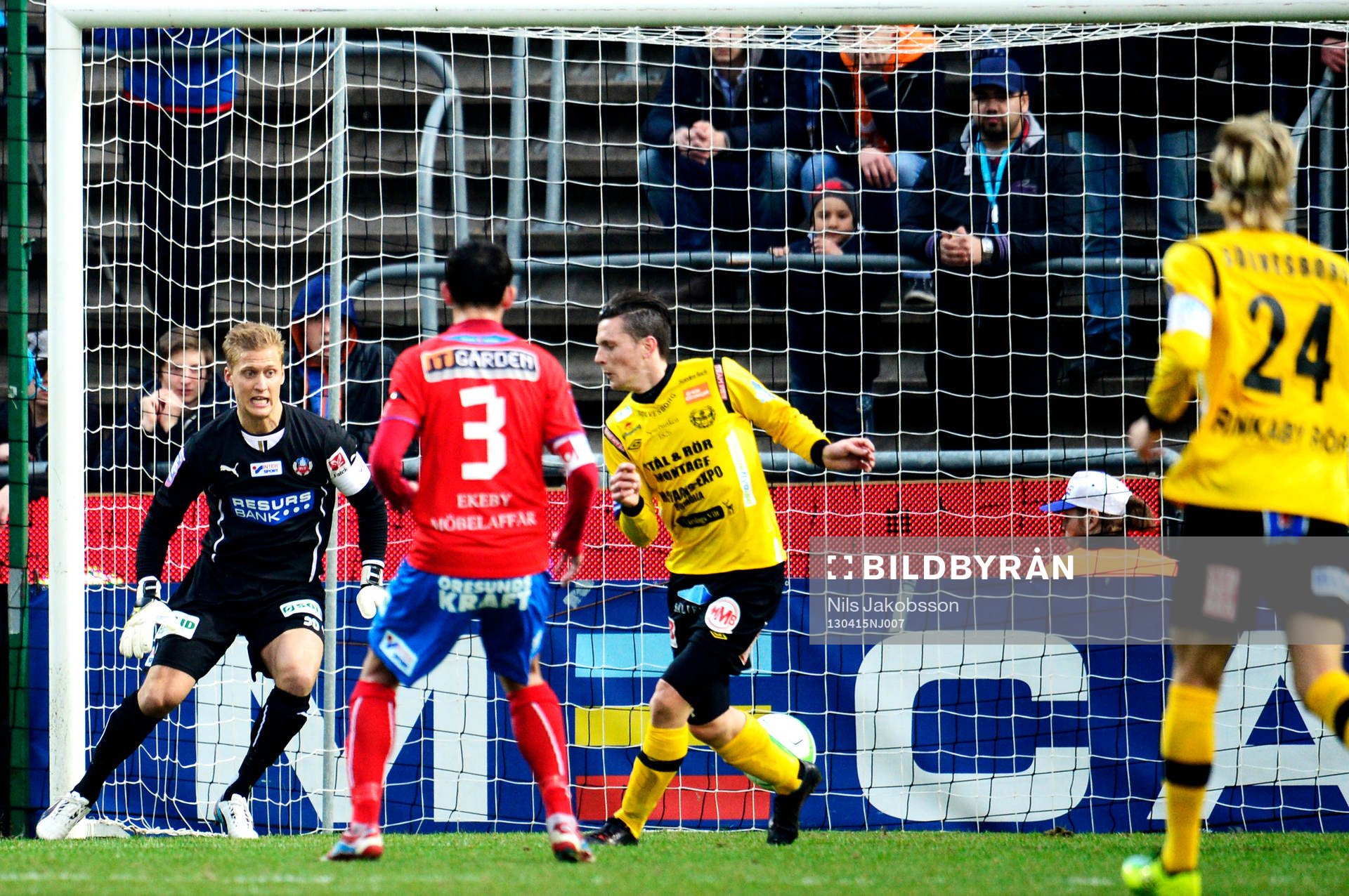 Pär Hansson, målvakt, Helsingborg ser Kristian Haynes,