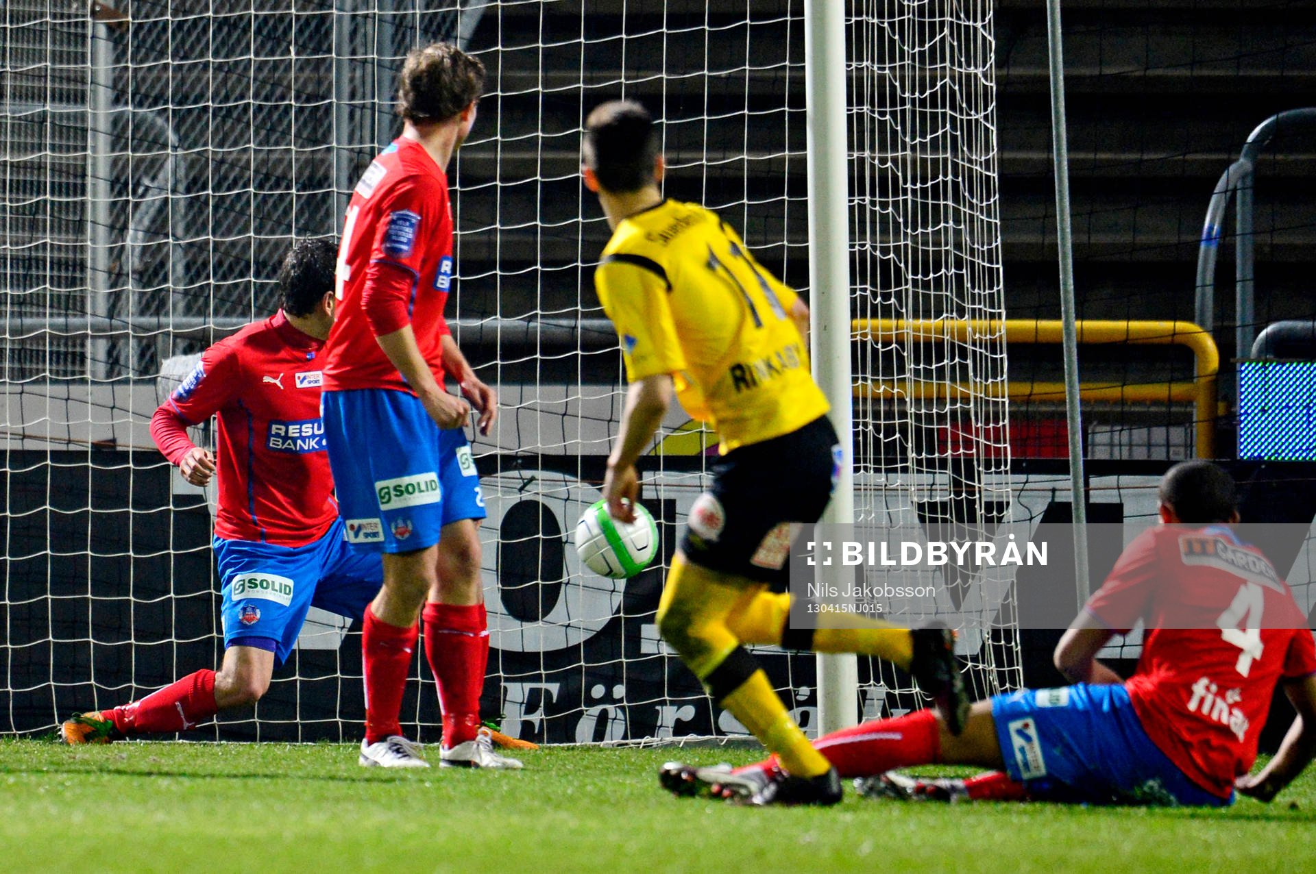 Haris Radetinac, Mjällby. ser bolle gå in i Helsingborgs