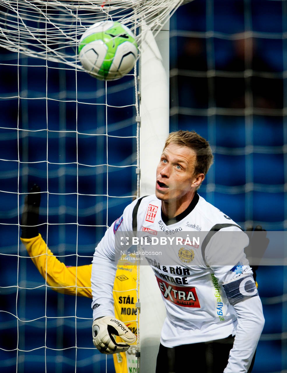 Mattias Asper, målvakt, ser bollen gå precis utanför mål