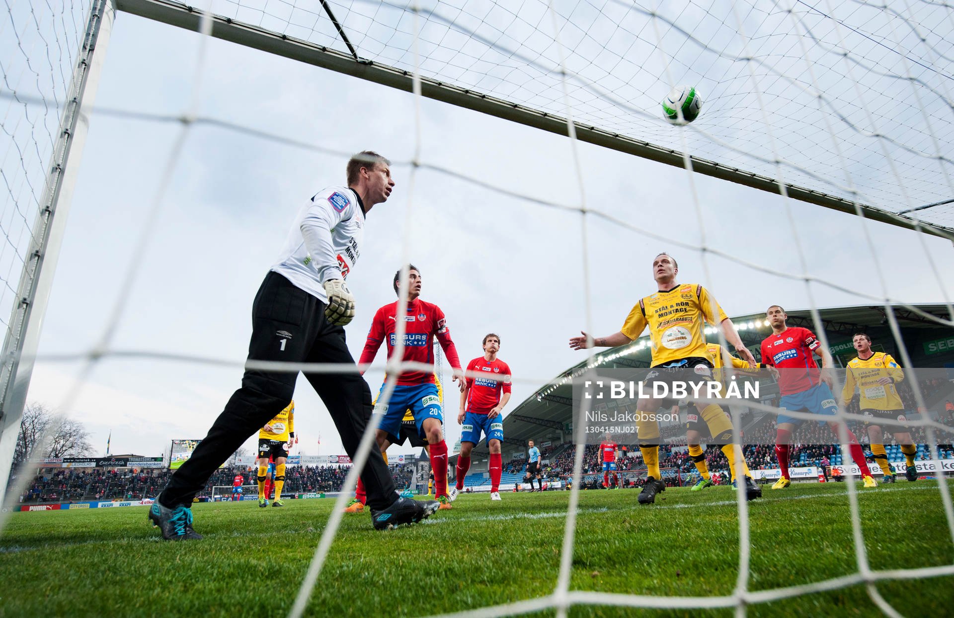 Mattias Asper, målvakt, lyckas tippa bollen över ribban,