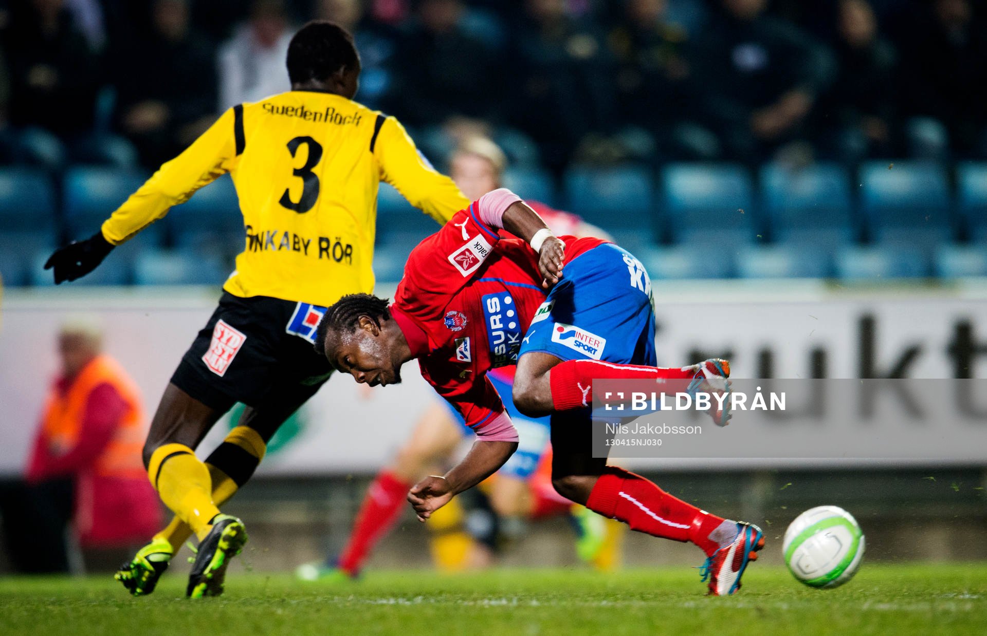 May Mahlangu, Helsingborg, ramlar framåt när Gbenga