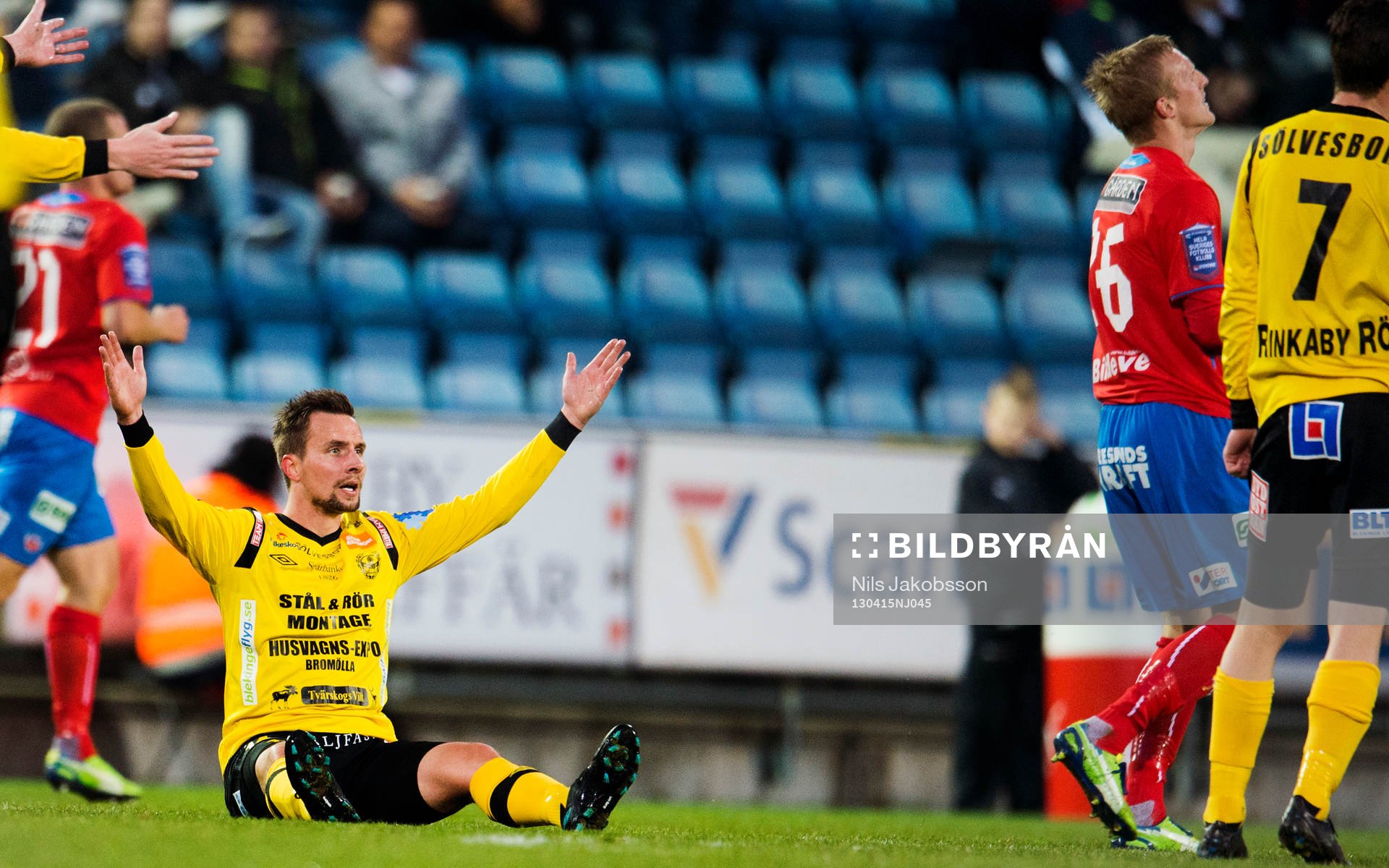 Daniel Nicklasson, Mjällby, kapas av Peter Larsson,