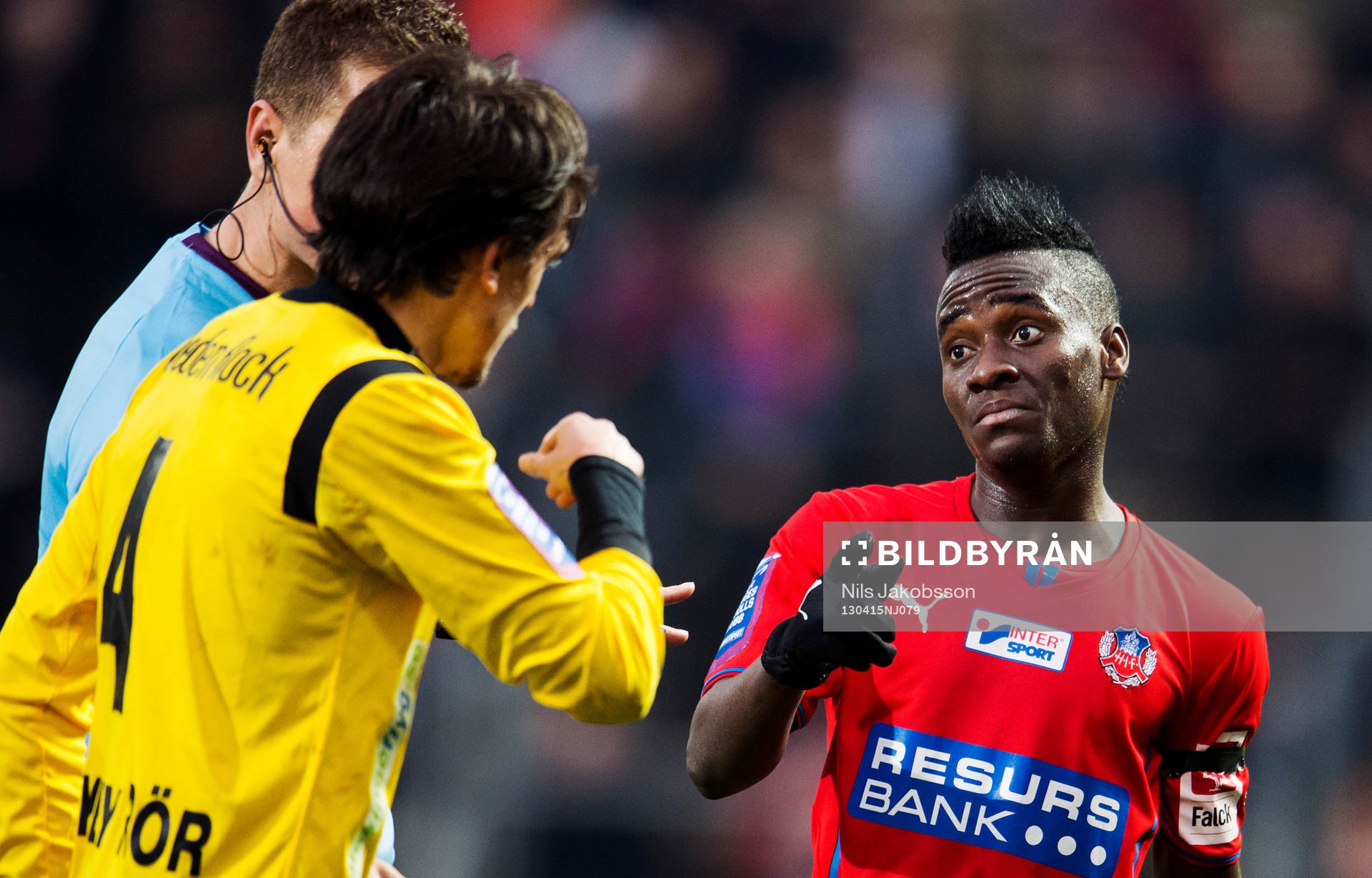 Fotboll, Allsvenskan, Helsingborg - Mjällby: Daniel Ivanovski, Mjällby, är arg på David Accam, Helsingborg.