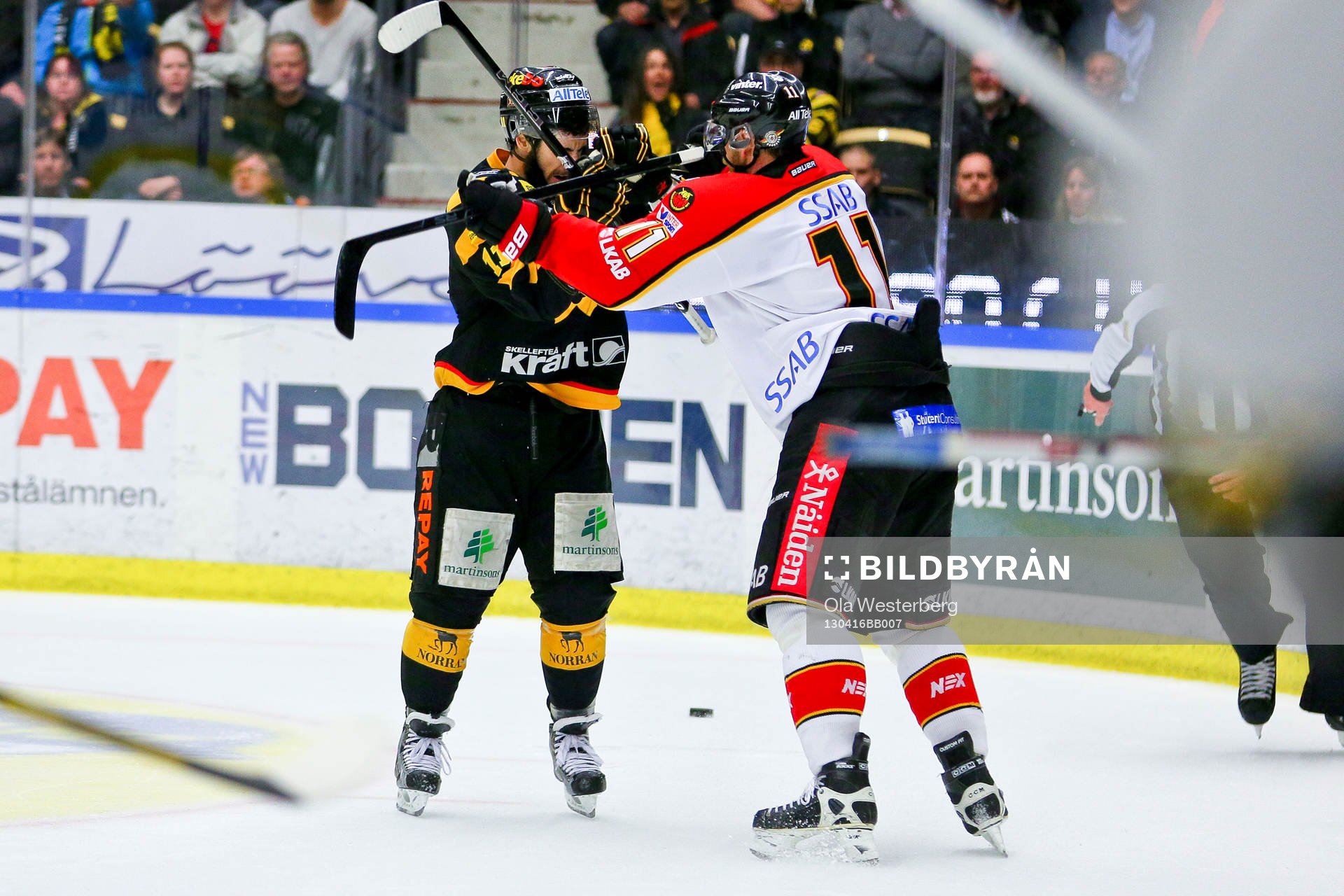 Pavel Skrbek crosscheckar Bud Holloway i ansiktet