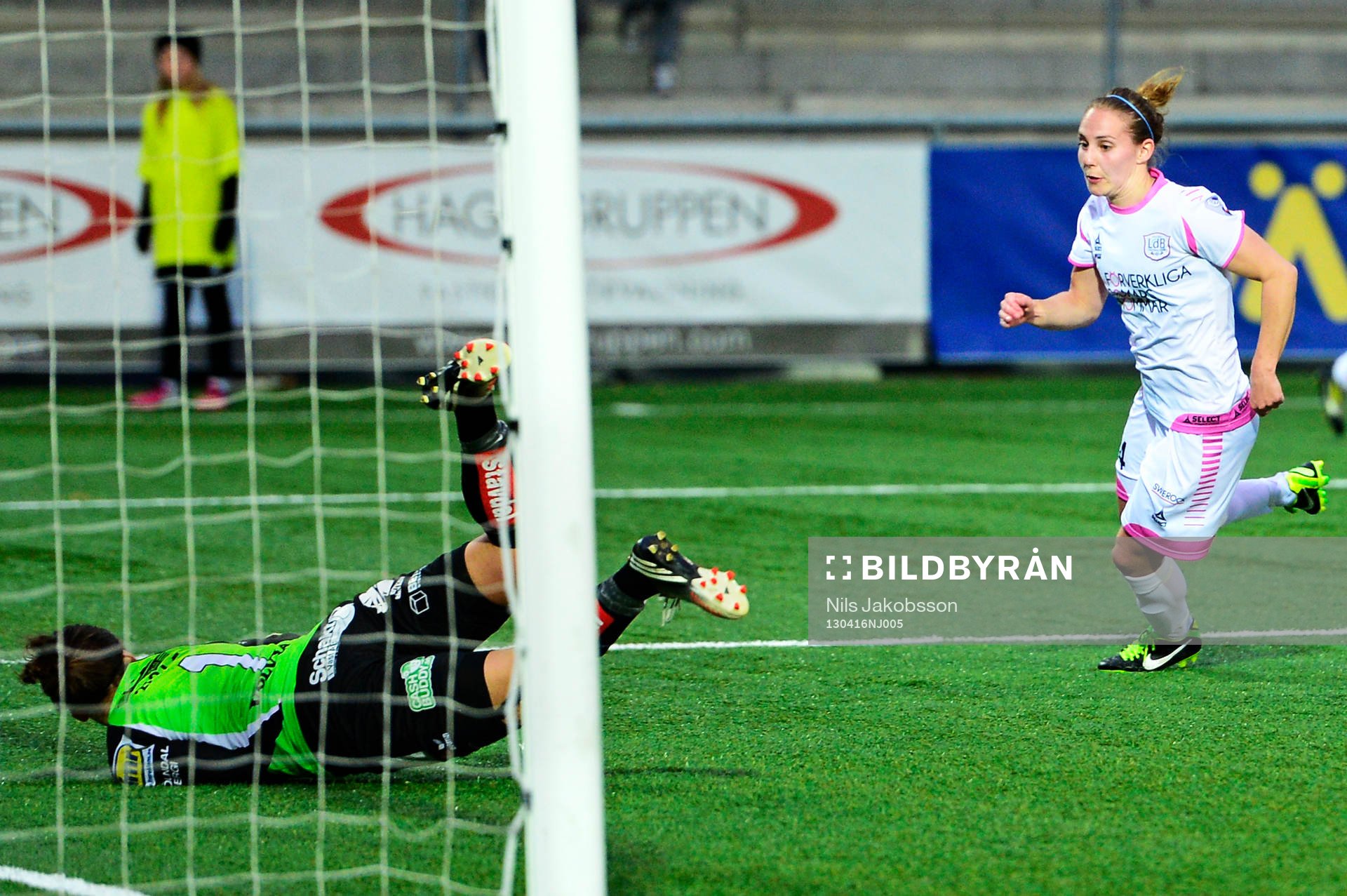 Manon Melis, LdB FC Malmö, avslutar men målvakten räddar