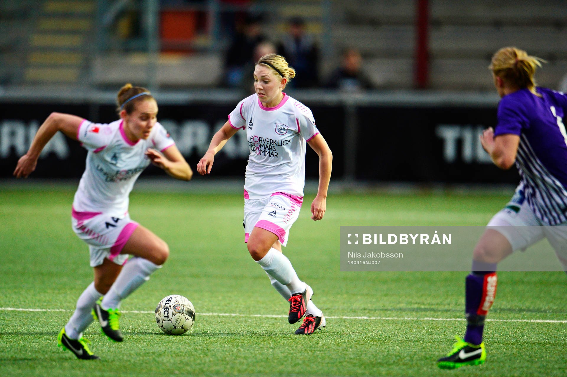 Elin Rubensson stormar fram och Manon Melis, LdB FC Malmö