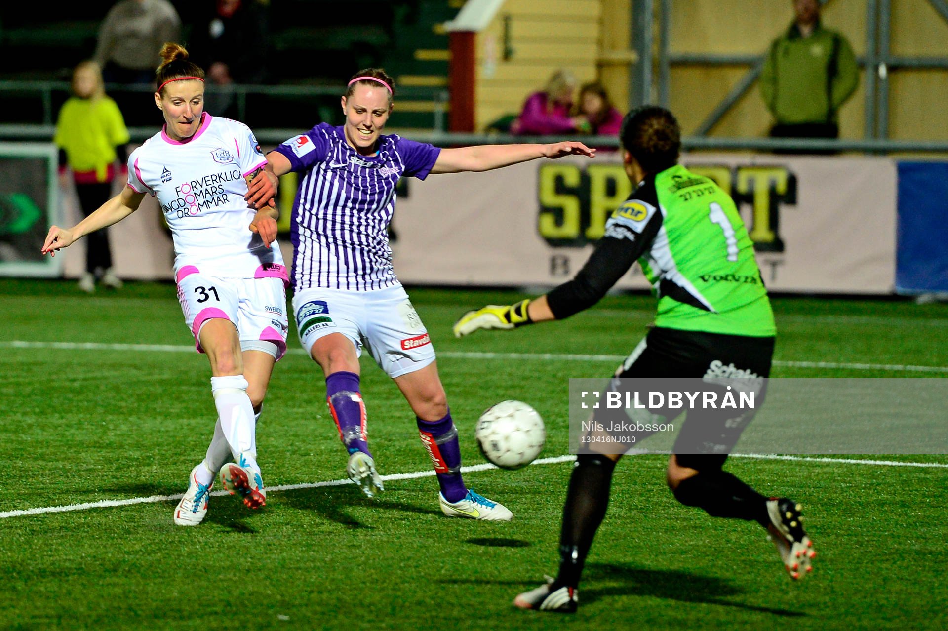 Anja Mittag, LdB FC Malmö, skjuter