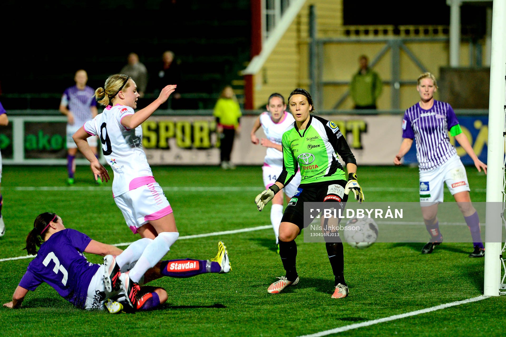 Elin Rubensson, LdB FC Malmö ramlar över Frida Höglund,