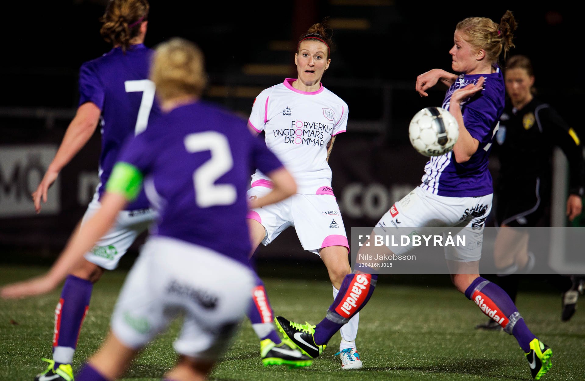 Anja Mittag, LdB FC Malmö, viker in en boll bakom