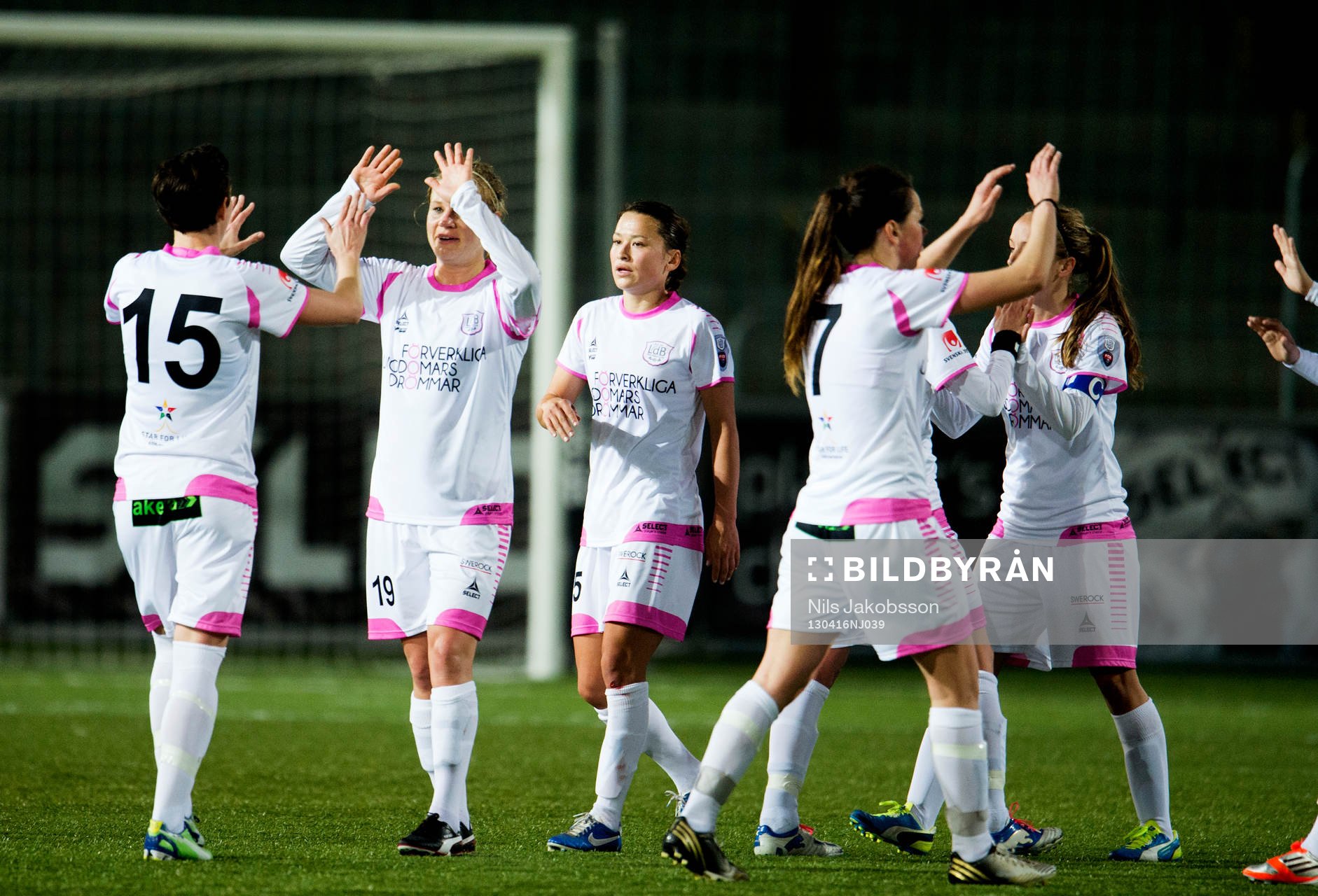 Fotboll, damllsvenskan, LDB Malmö - Jitex: Therese Sjögran, Katrin Schmidt, LdB FC Malmö, jublar efter slutsignalen.
