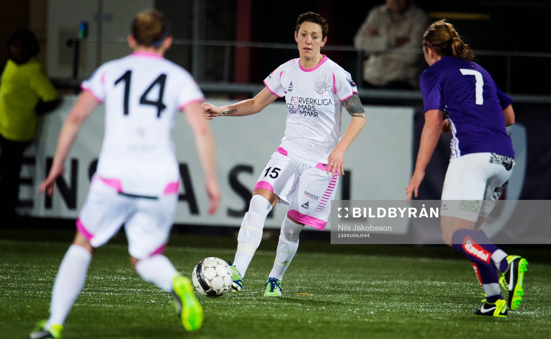 Manon Melis får en passing av Therese Sjögran, LdB FC