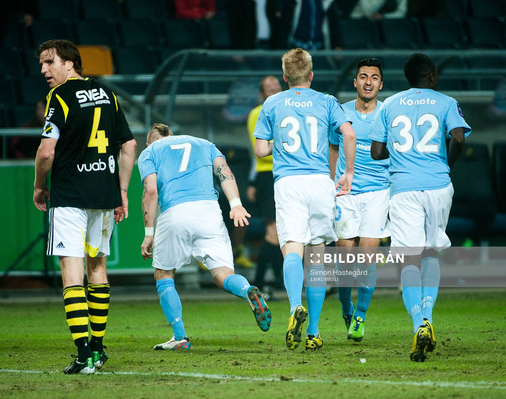 Malmö-spelarna springer fram till Jiloan Hamad, Malmö,