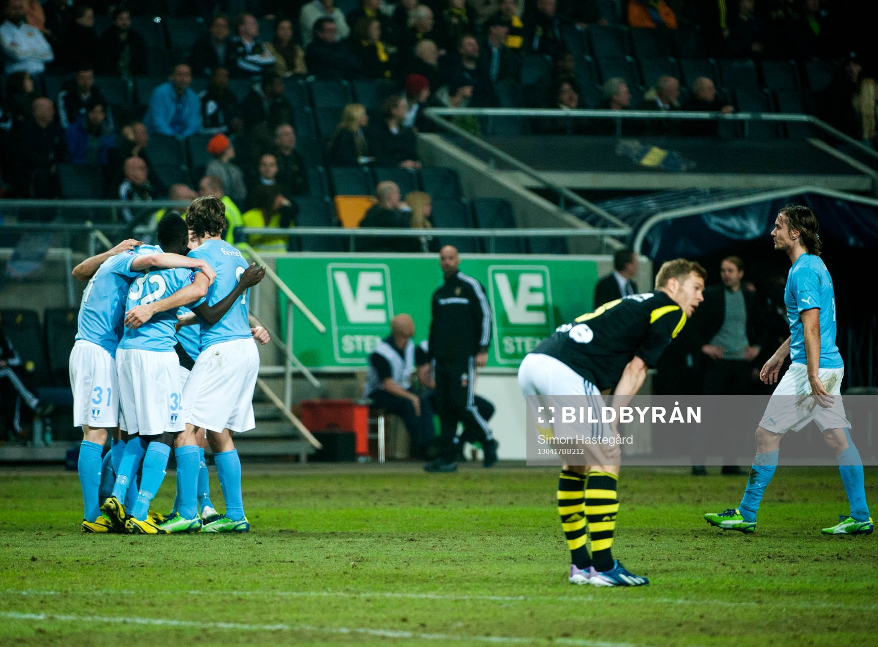 Malmö-spelarna jublar för Jiloan Hamads 0-1 mål. Per