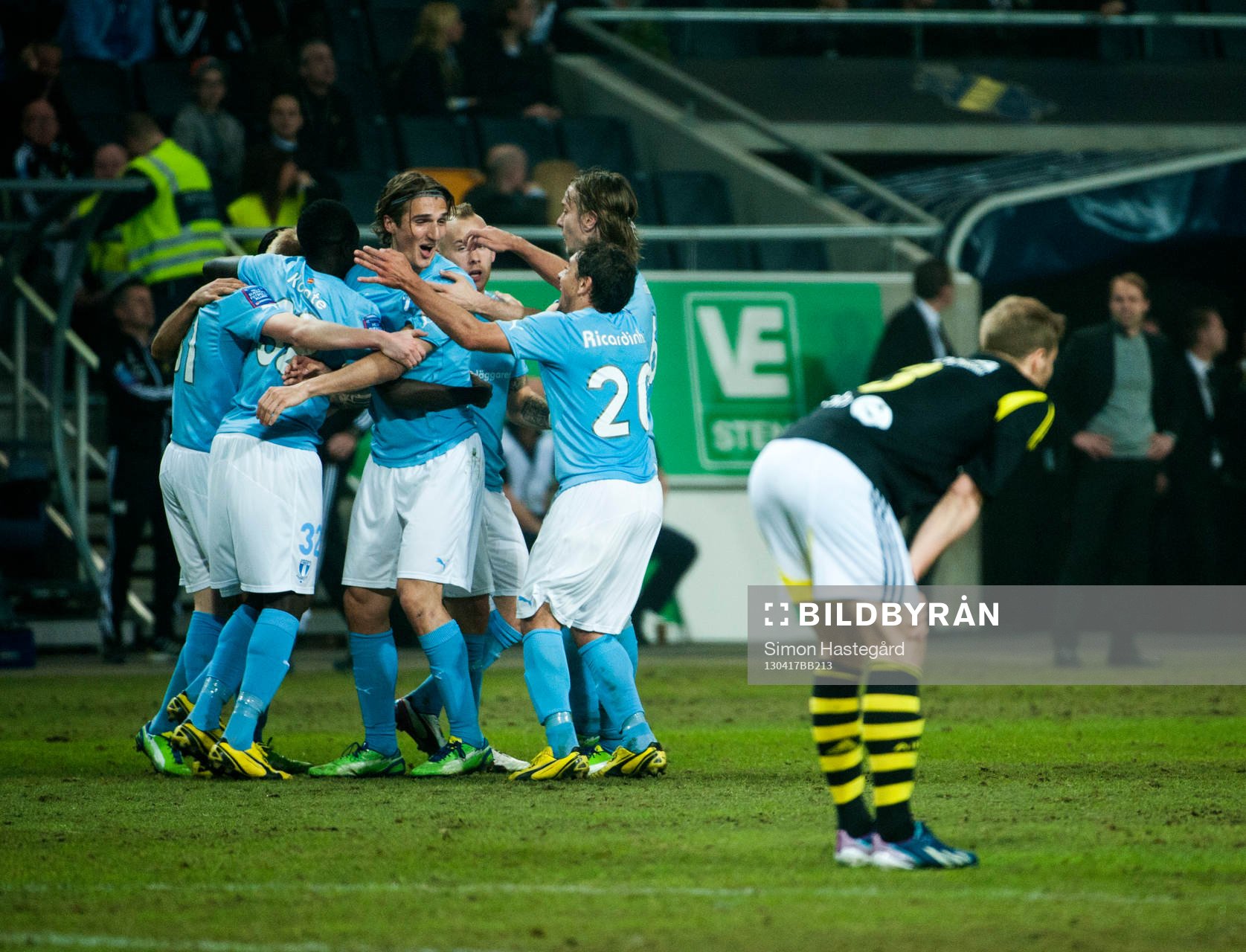 Malmö-spelarna jublar för Jiloan Hamads 0-1 mål. Per