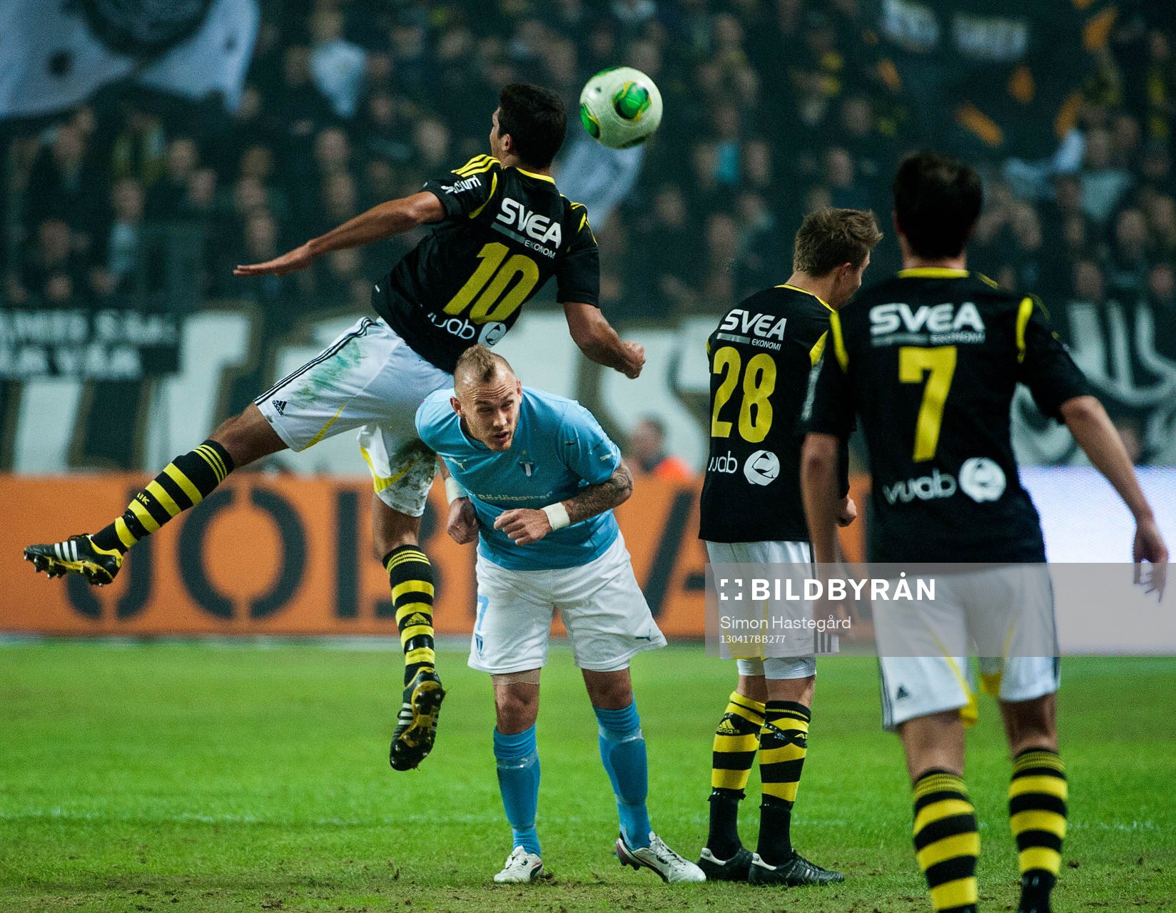 Magnus Eriksson, Malmö, duckar när Celso Borges, AIK,