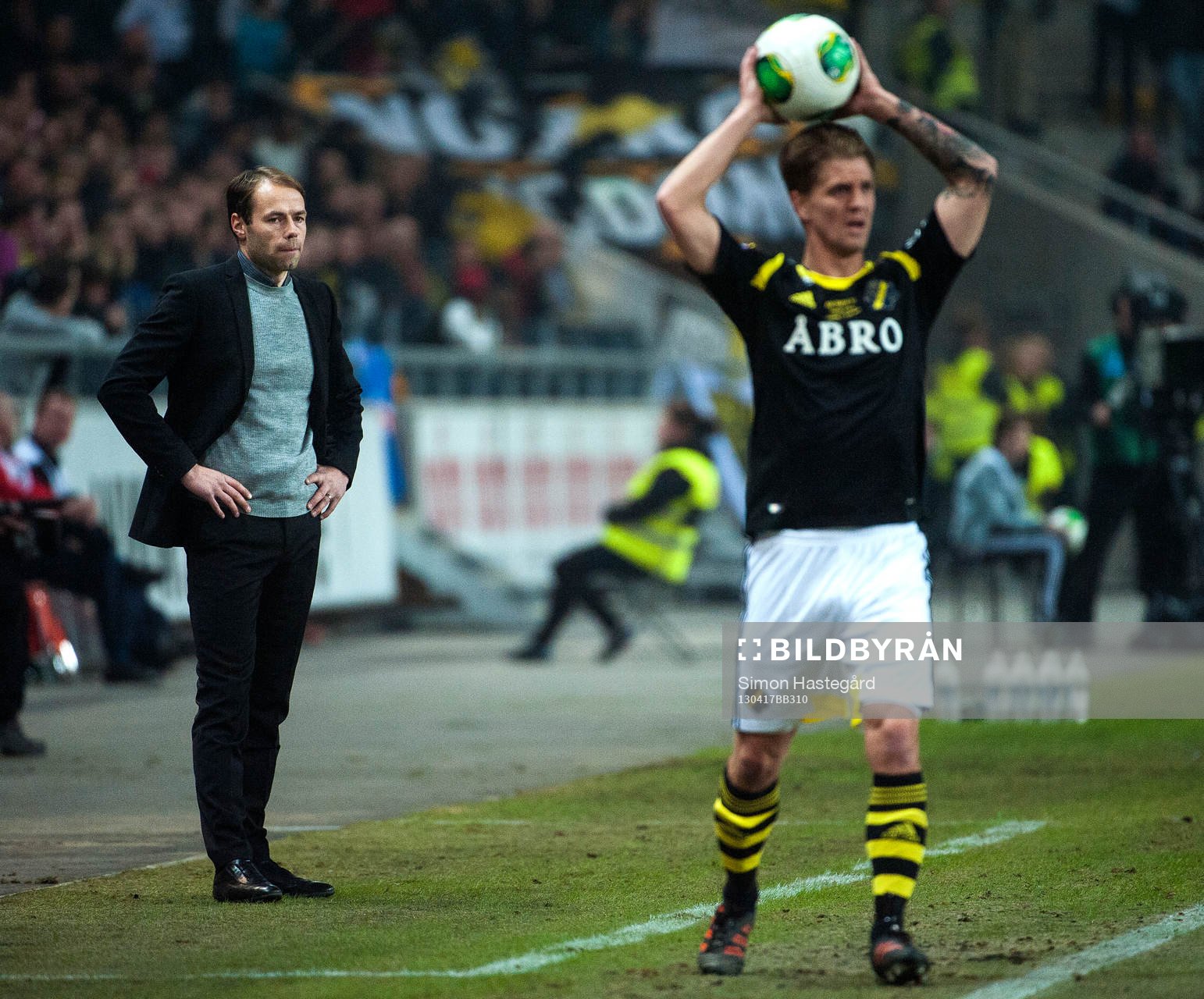 Andreas Alm, tränare AIK ser på när Martin Lorentzson,