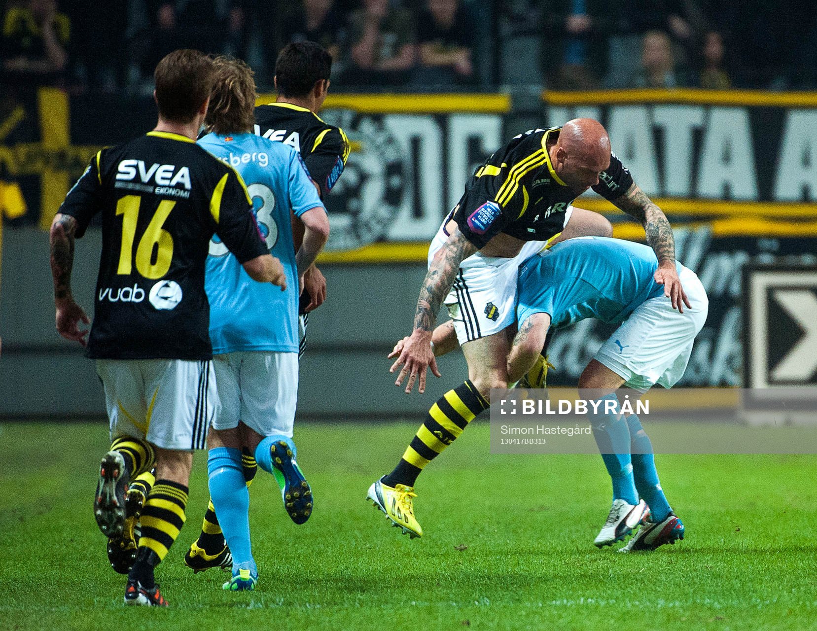 Daniel Majstorovic, AIK, faller över Magnus Eriksson,