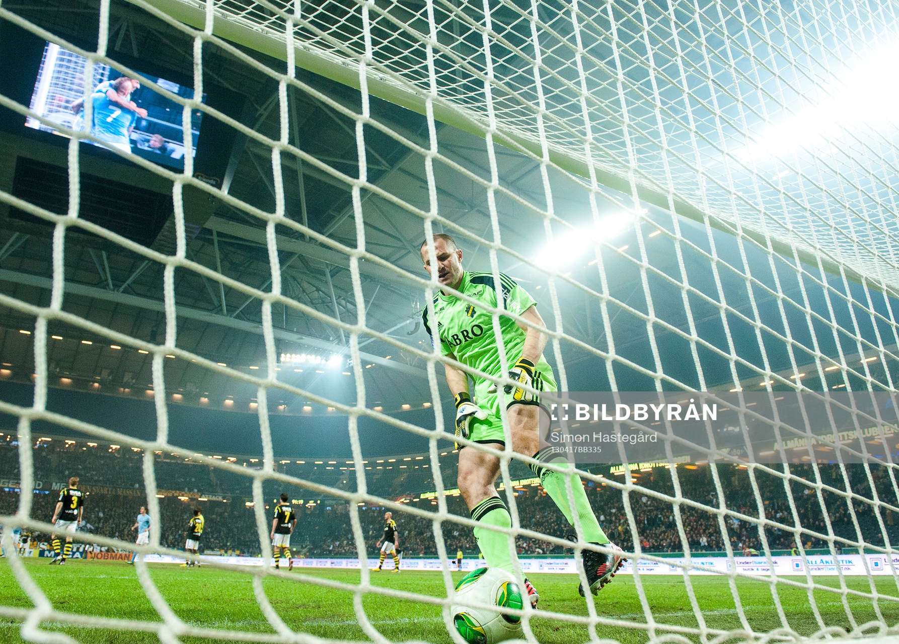 Ivan Turina, målvakt, AIK, hämtar bollen snabbt från