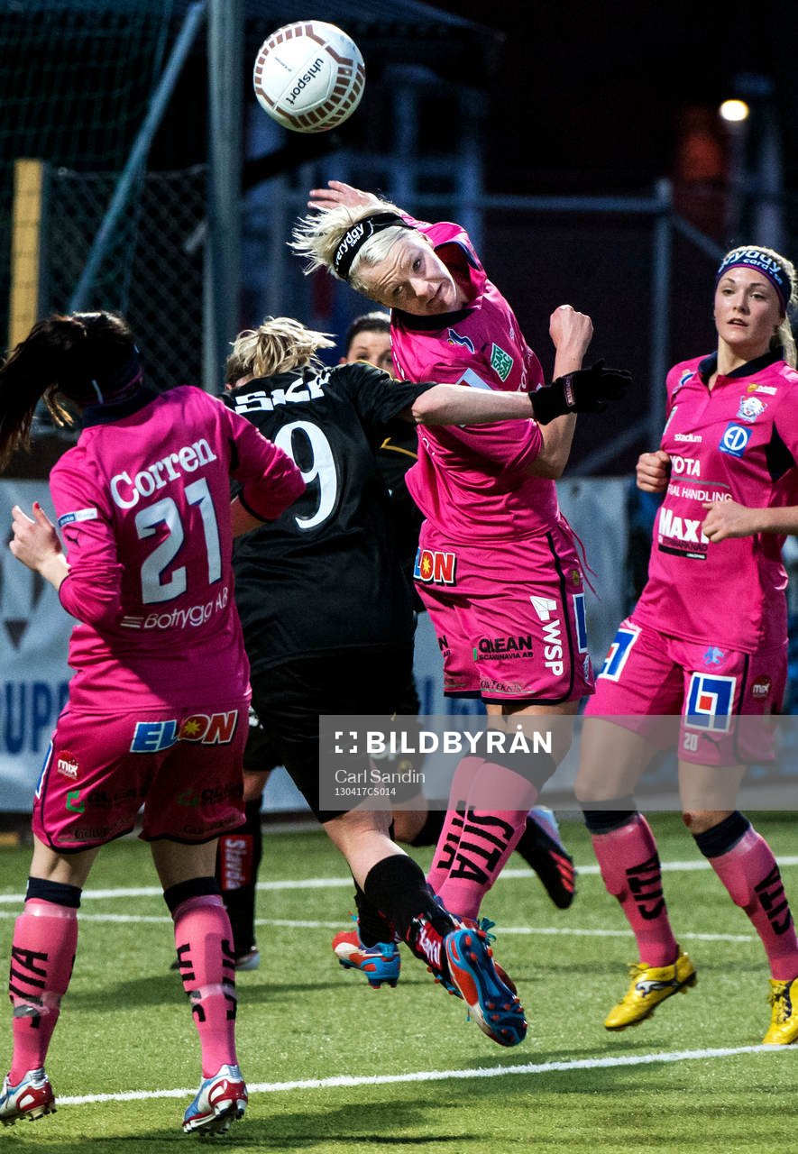 Nilla Fischer, Linköping, nickar undan bollen
