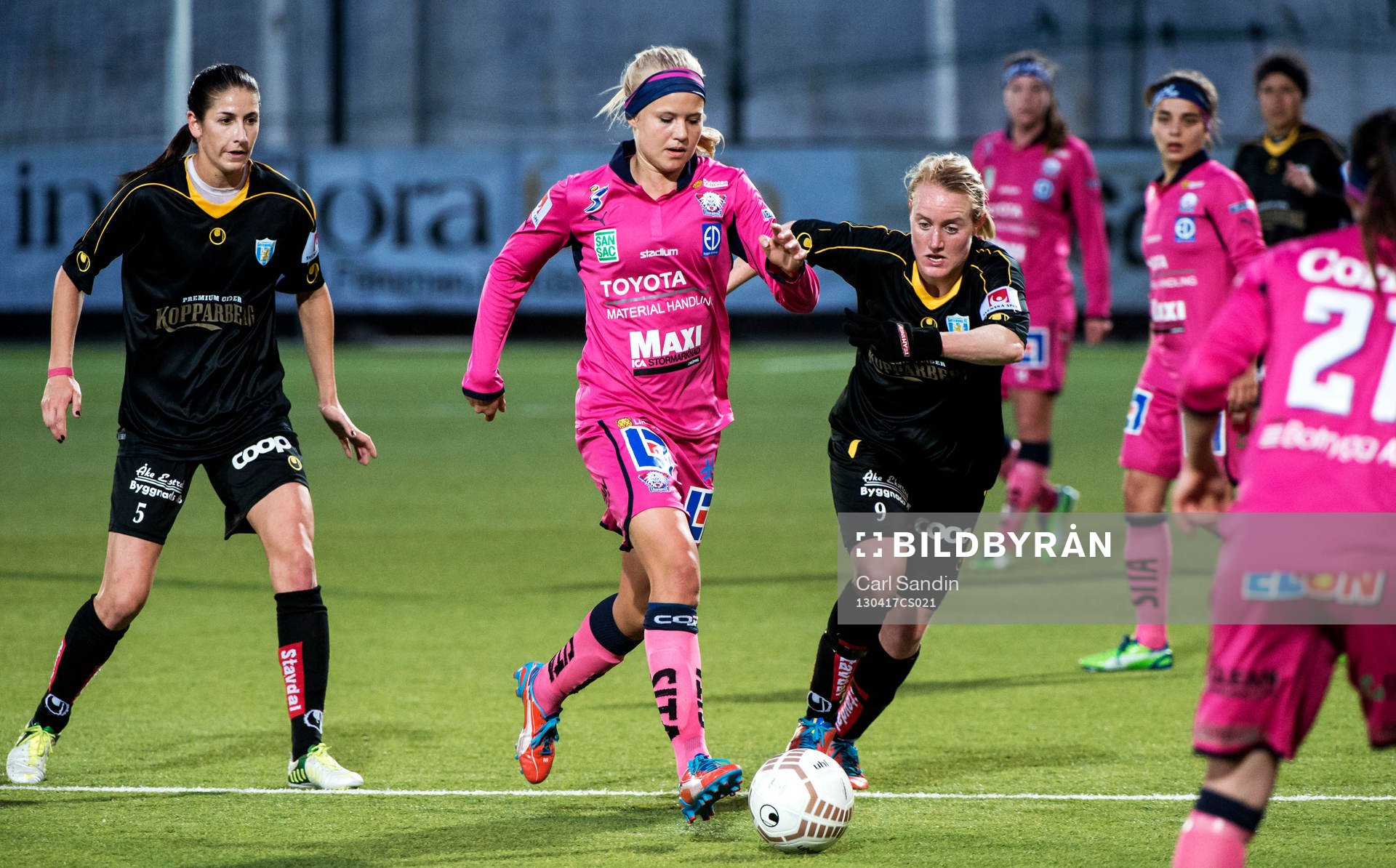 Pernille Harder, Linköping, jagas av Marie Hammarström,