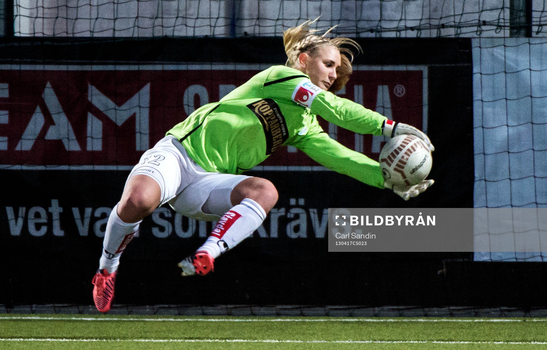 Fotboll, Damallsvenskan, Kopparbergs Göteborg - Linköping: Louise Högrell, målvakt, Kopparbergs Göteborg, räddar ett skott i matchen sista sekund.
