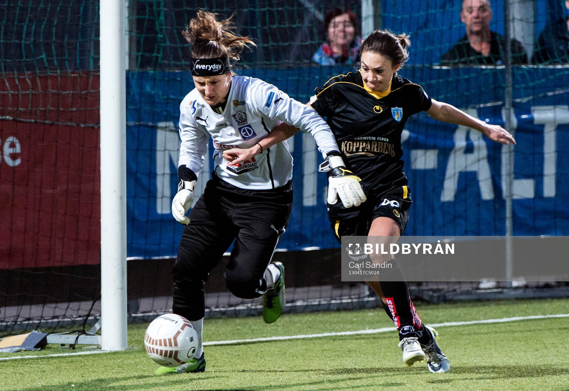 Fotboll, Damallsvenskan, Kopparbergs Göteborg - Linköping: Sofia Lundgren, målvakt, Linköping, i närkamp med Jodie Taylor, Kopparbergs Göteborg.