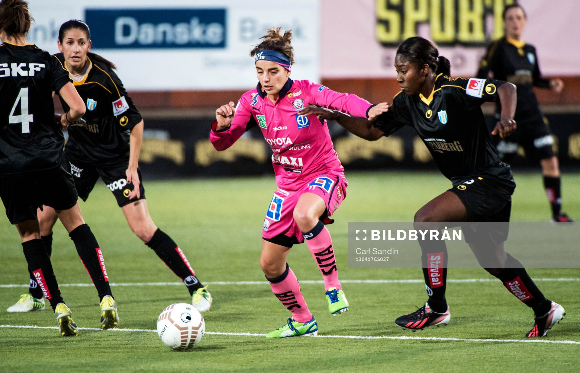 Renée Slegers, Linköping, jagas av Anita Asante,