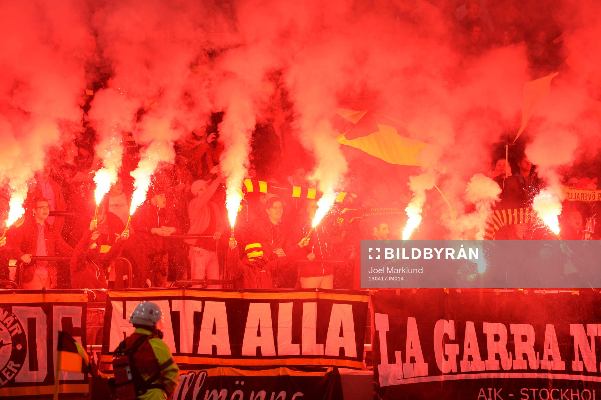 AIK-klacken tänder bengaler och matchen bryts