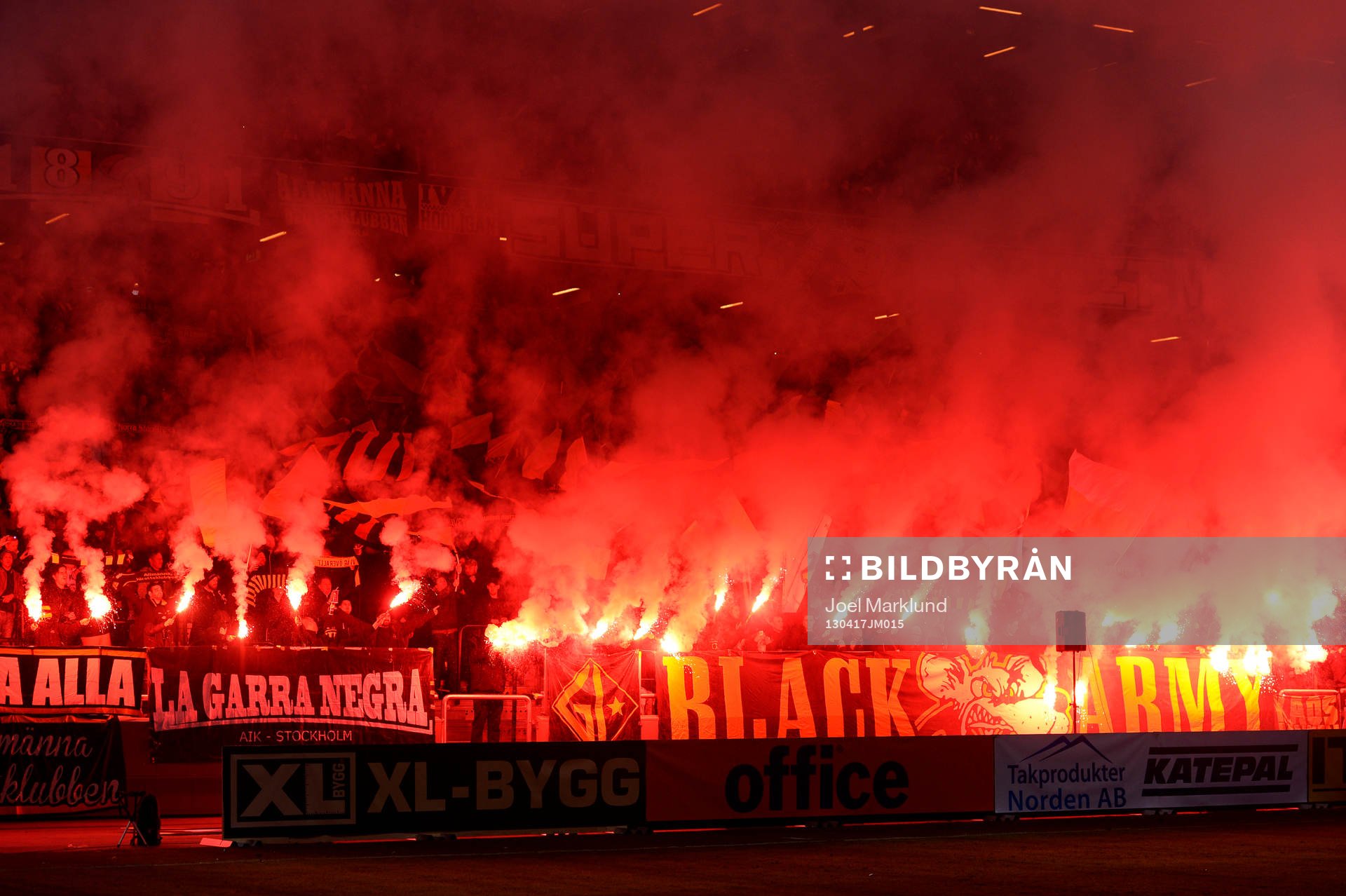 AIK-klacken tänder bengaler och matchen bryts